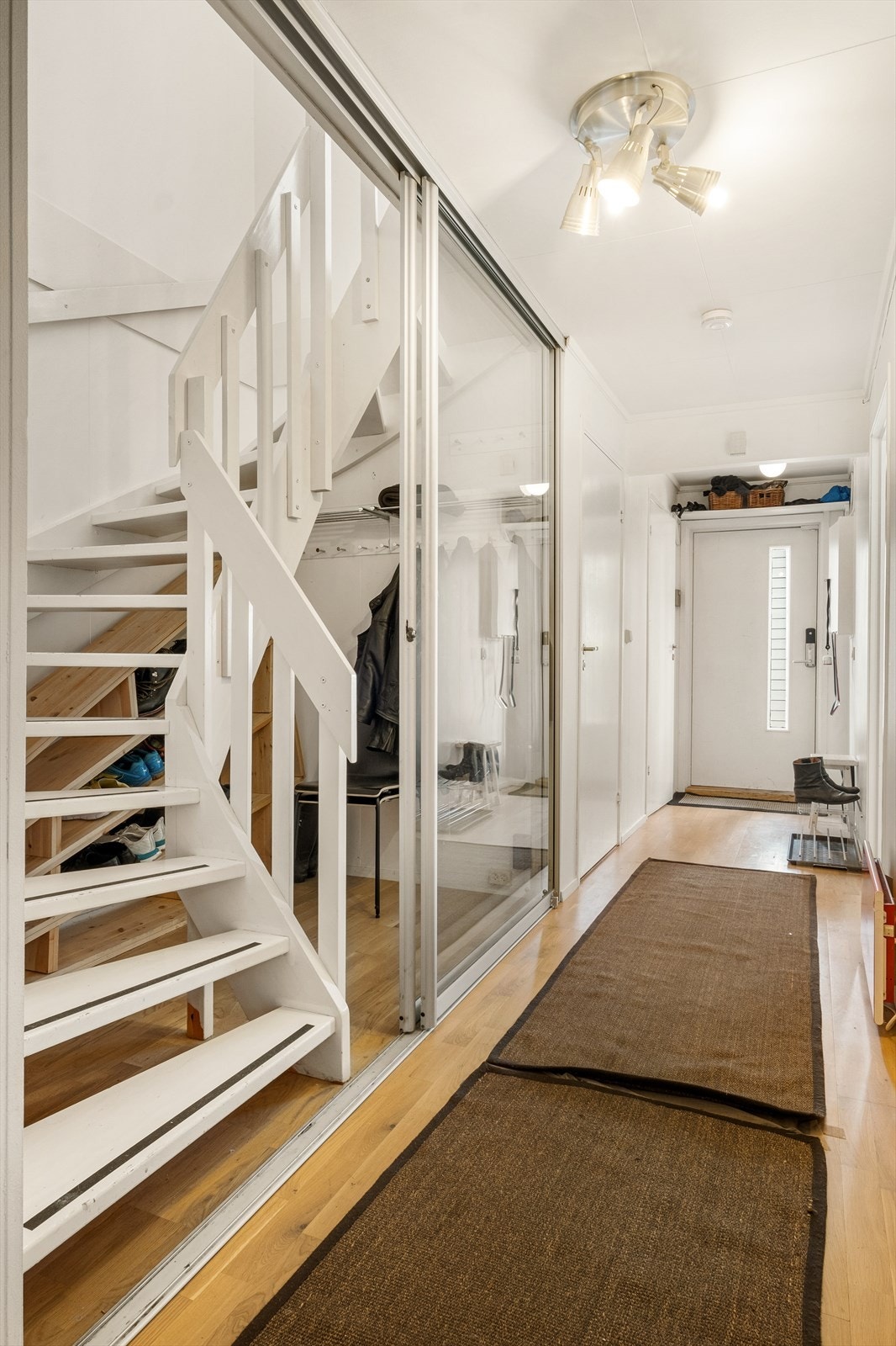 Skyvedør i glass har blitt montert mellom første og andre etasje for lyddemping. Galleribilde