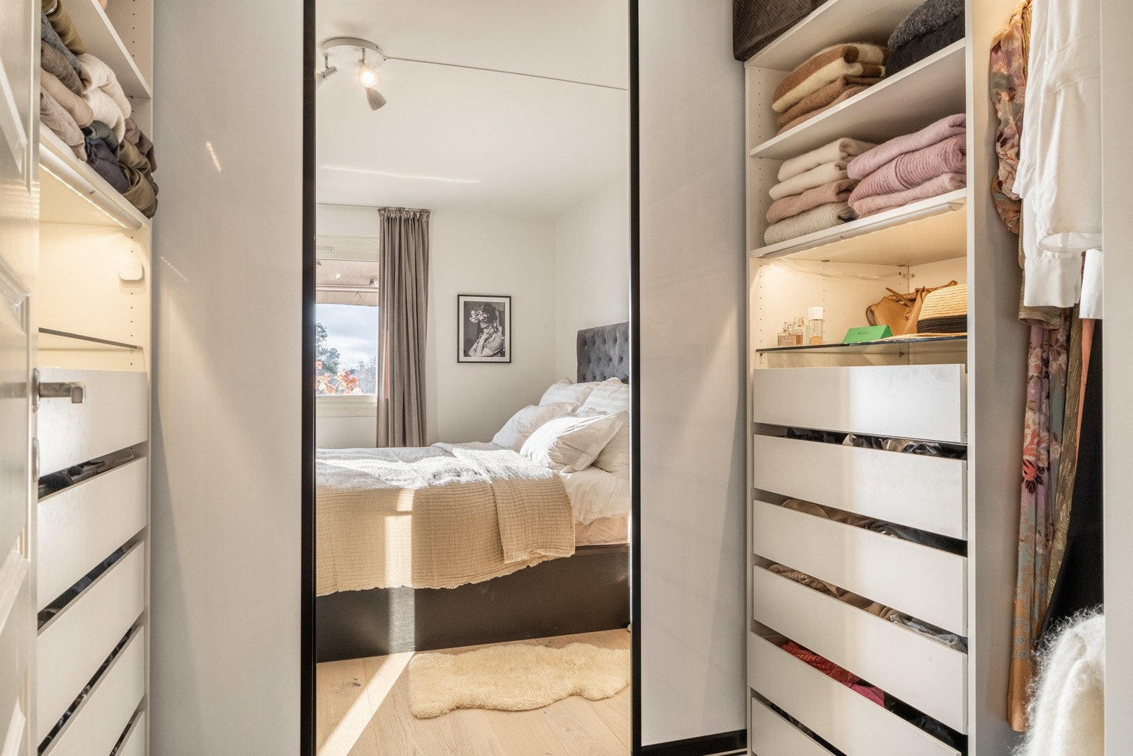 Rikelig med oppbevaringsmuligheter med integrerte løsninger. Galleribilde