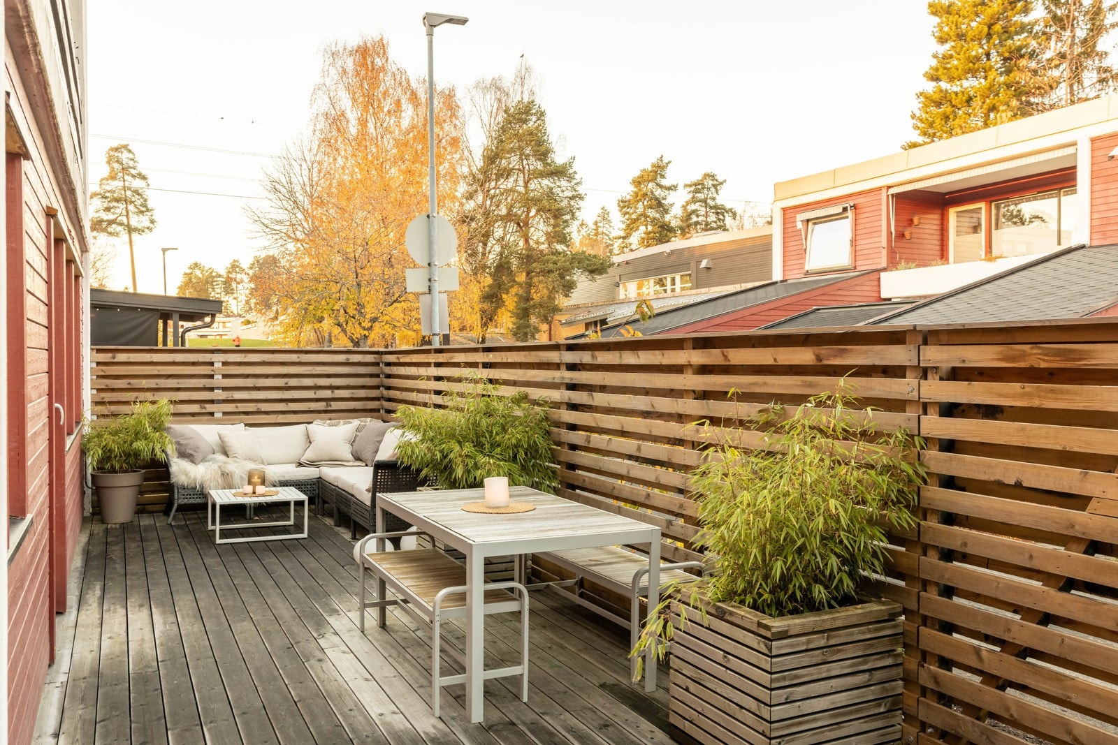 Stor nordøstvendt markterrasse på ca. 34 kvm. Her kan hele familien samles. Galleribilde