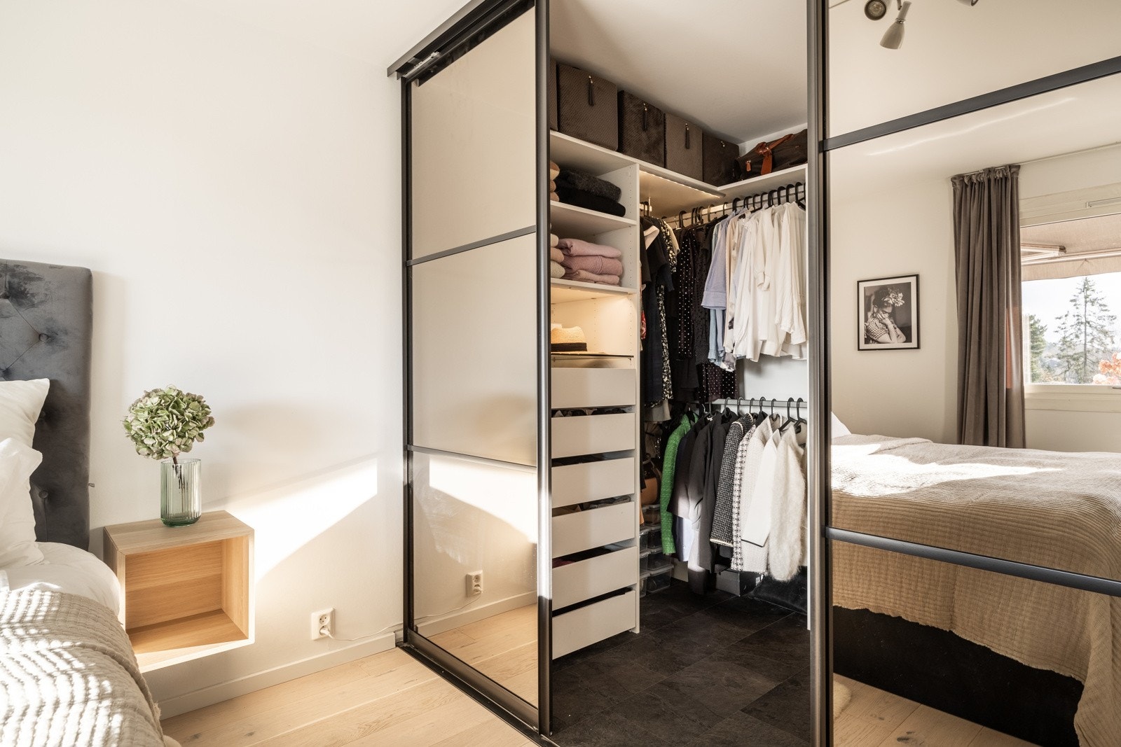Stor skyvedørsgarderobe. Galleribilde