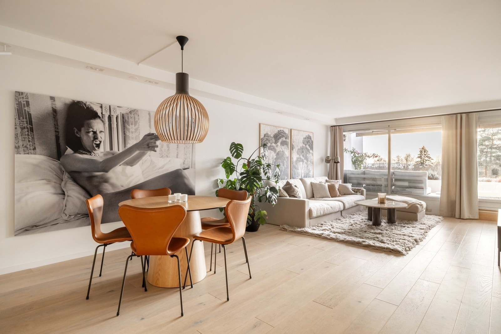 Leiligheten føles ekstra stor når dørene til begge terrasser er åpne på sommeren. Galleribilde