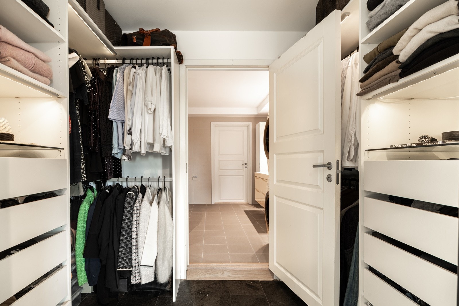 Direkte adkomst fra hovedsoverommet til badet, gjennom walk-in garderoben. Galleribilde