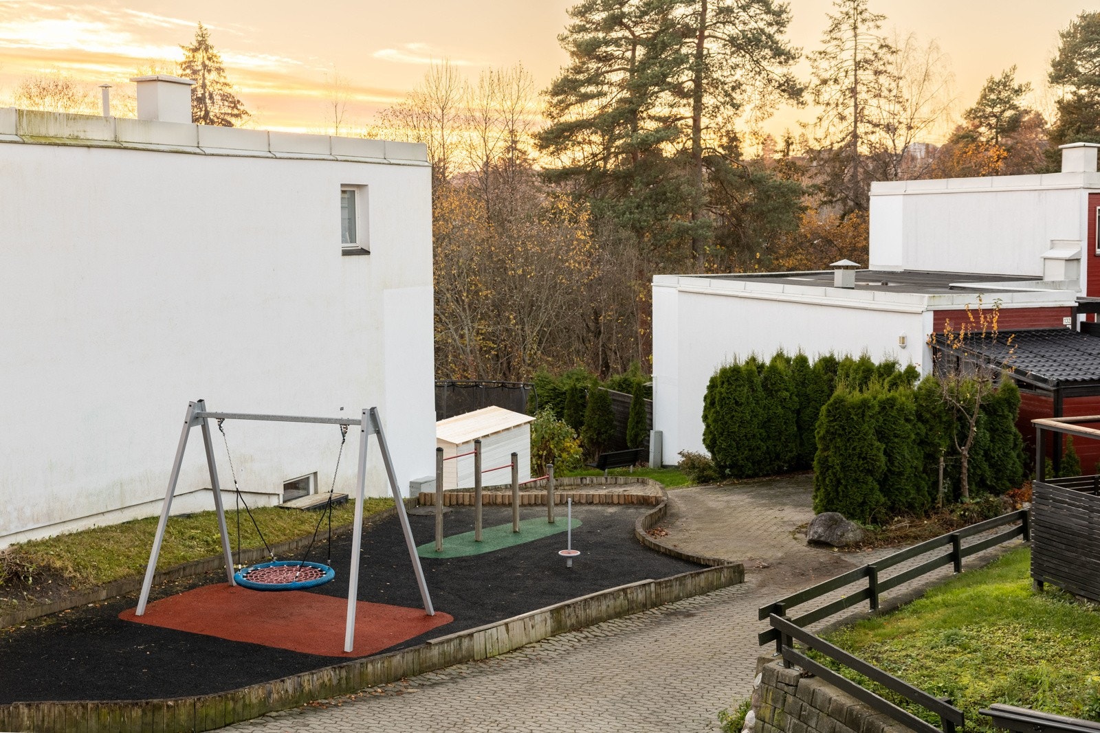 Borettslaget har et utall av lekeplasser. Barnevennlig og bilfritt område. Galleribilde