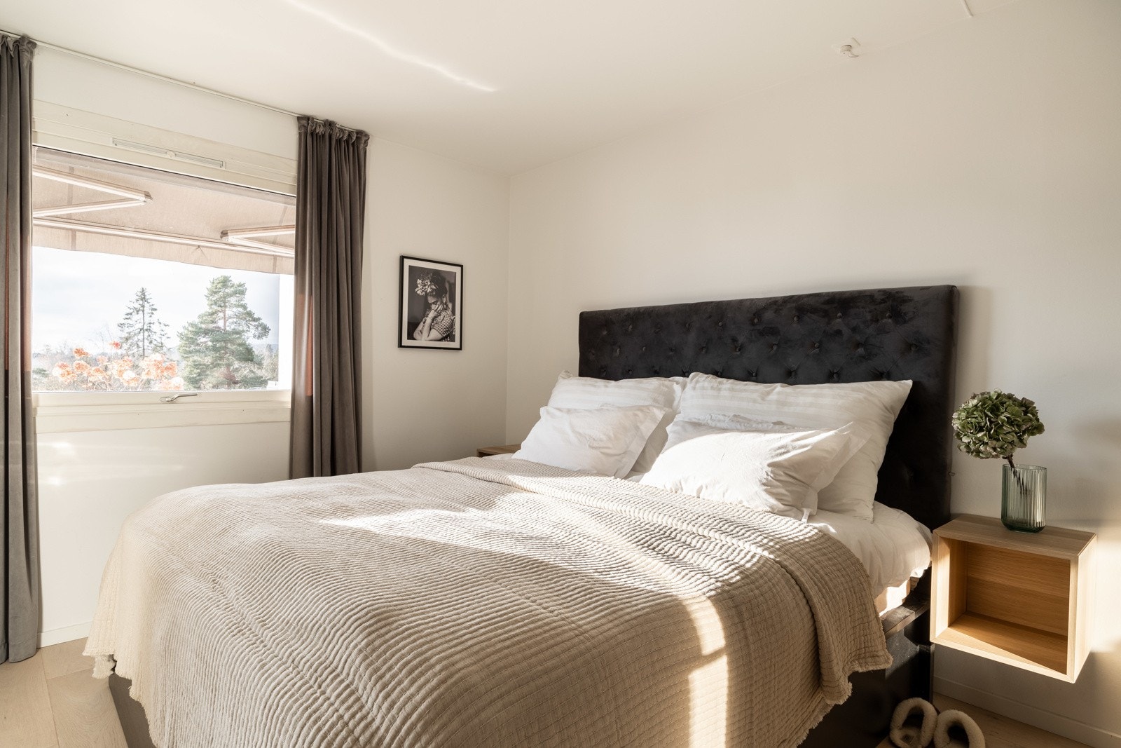 Leiligheten har totalt tre soverom. Hovedsoverom med walk-in garderobe med smarte skyvedører. Galleribilde