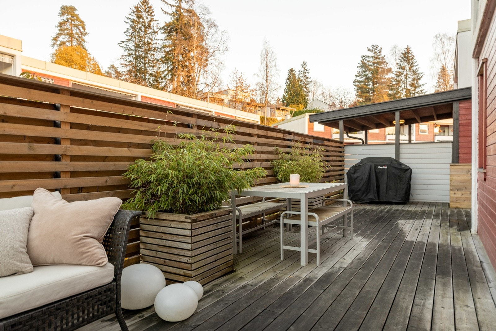 Terrassen ble belagt med nytt terrassegulv i 2023 (vedlikeholdsfri Kebony). Galleribilde