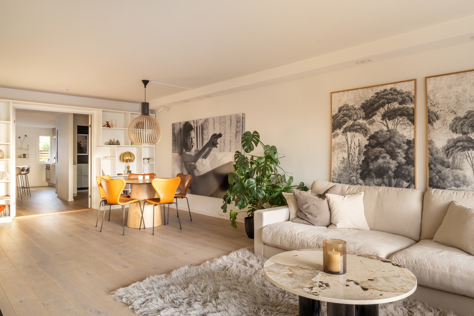 Hele leiligheten ble malt i 2021 i en moderne fargetone, samt nye lister. Galleribilde