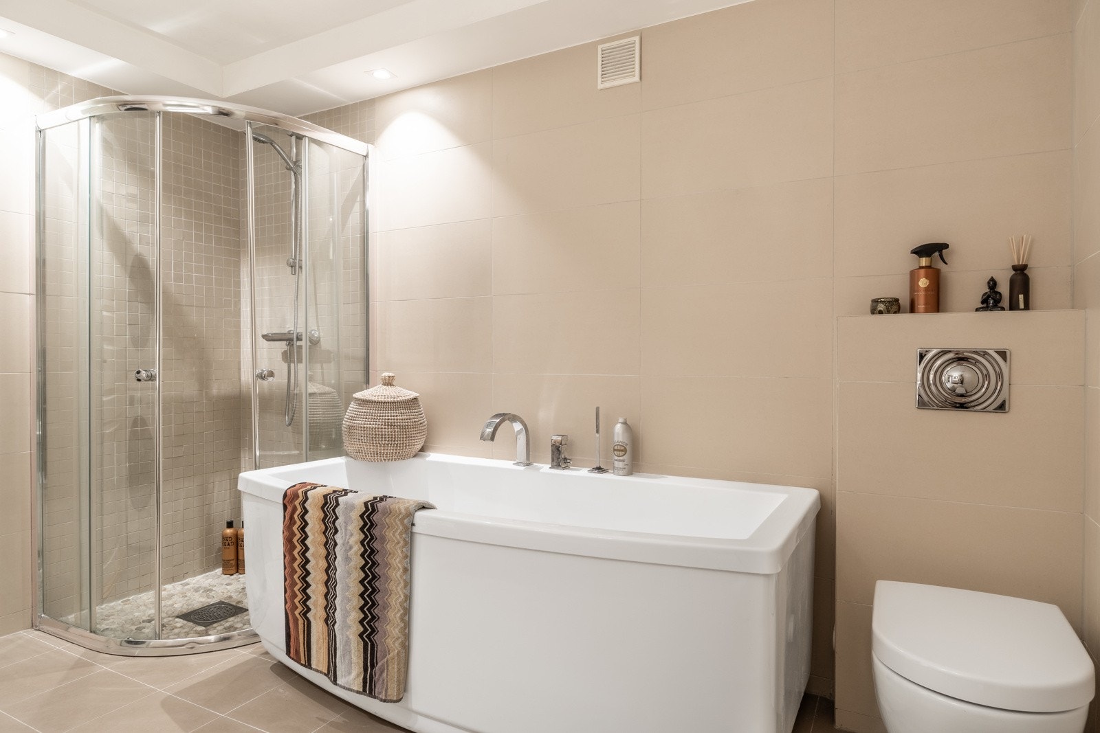 Badekar med innebygget badekaramatur. Galleribilde