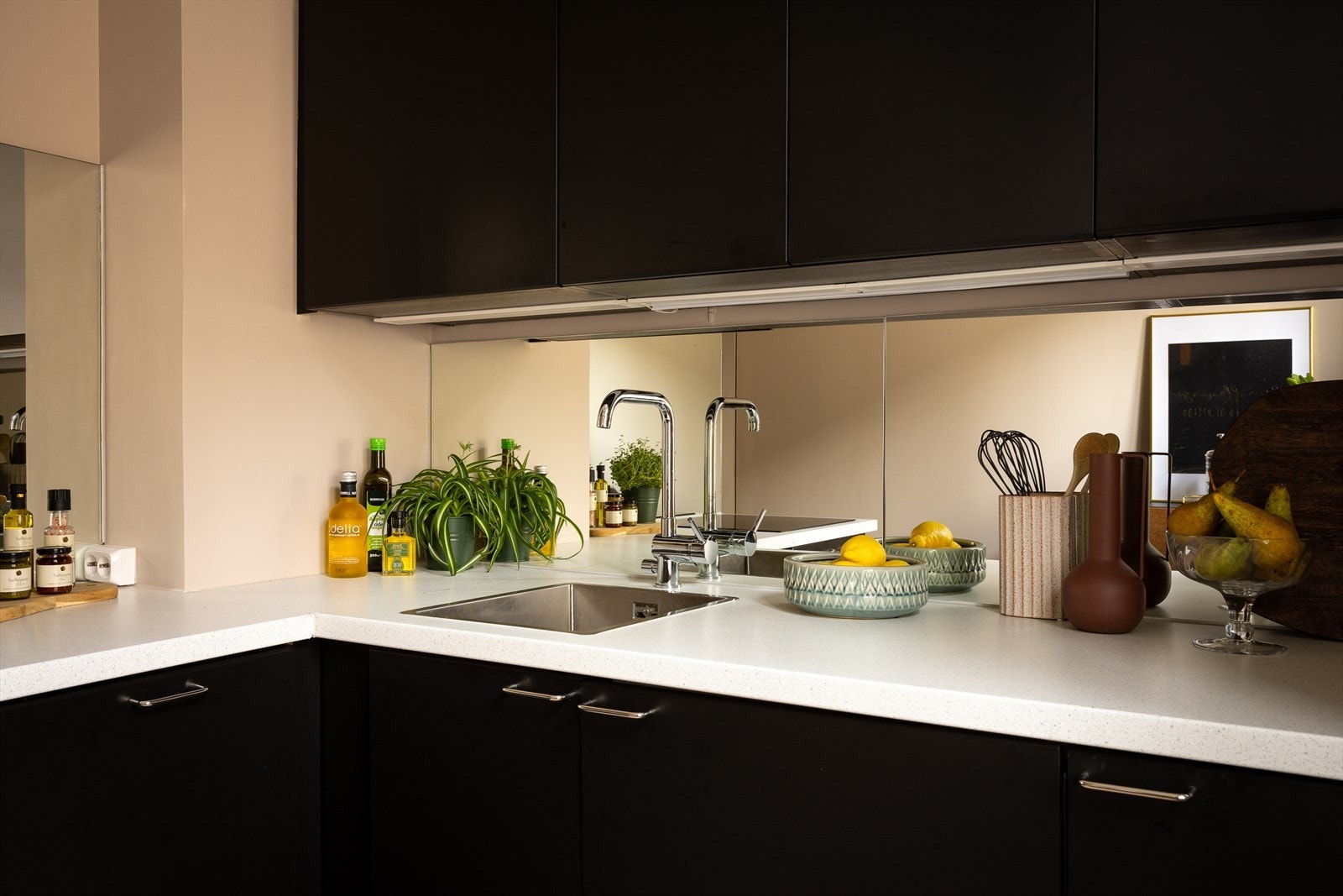 Speil er montert over benkeplaten i 2023 og tilfører dybde til rommet, samt skaper en følelse av ekstra romslighet Galleribilde