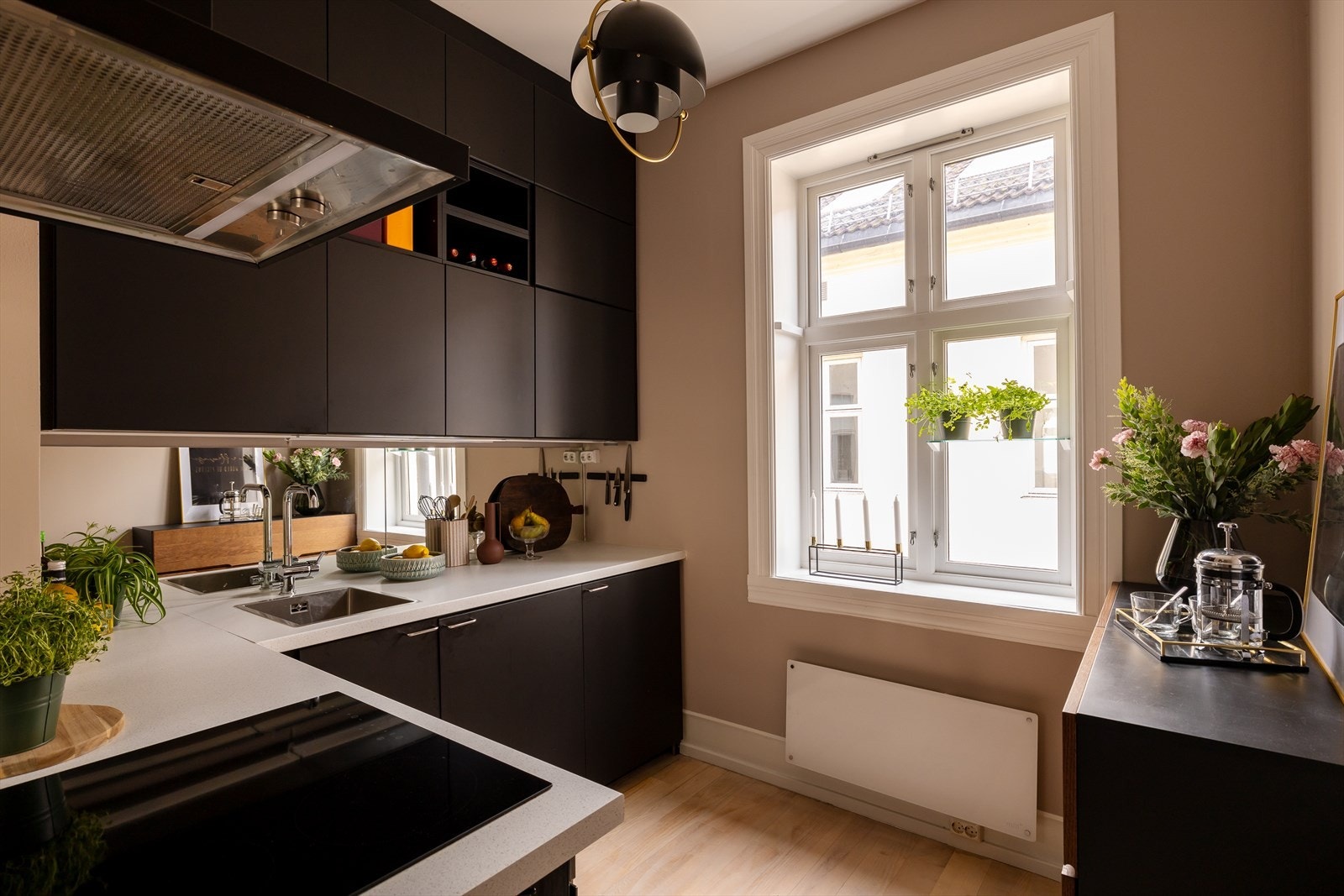 Stilfullt og funksjonelt kjøkken, pusset opp i 2020, i et eget separat rom som gir gode arbeidsforhold for matlaging Galleribilde