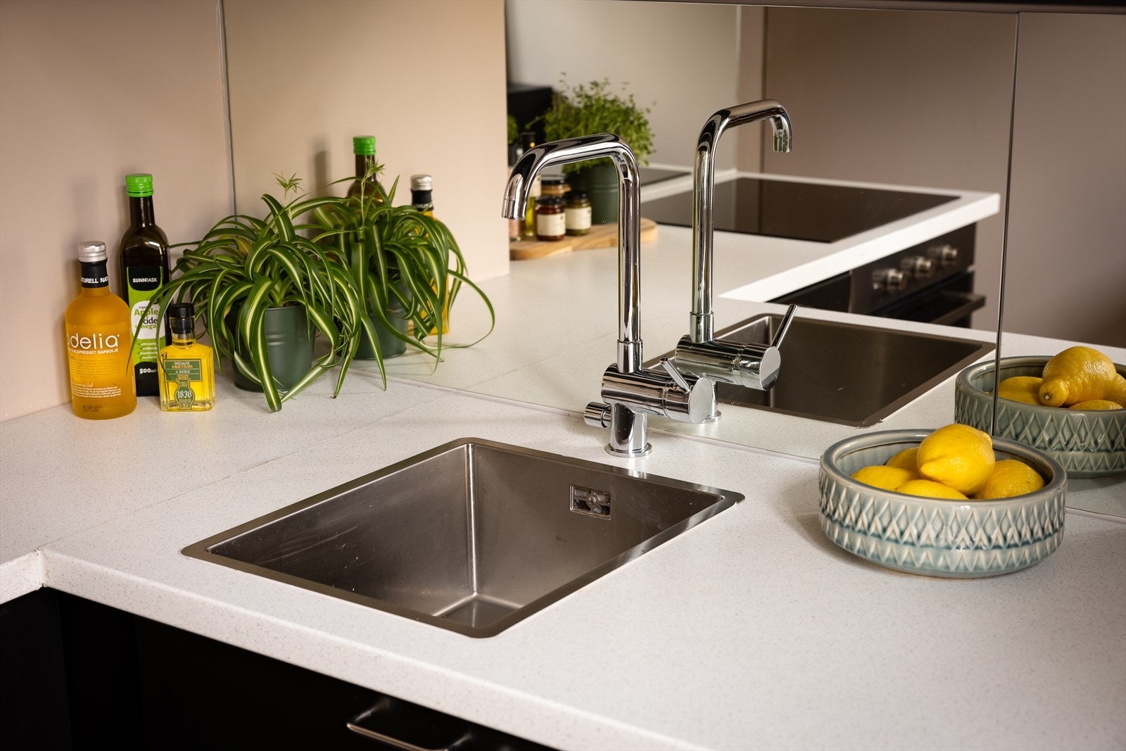 Laminat benkeplate med nedfelt oppvaskkum og ett-greps svingbart blandebatteri Galleribilde