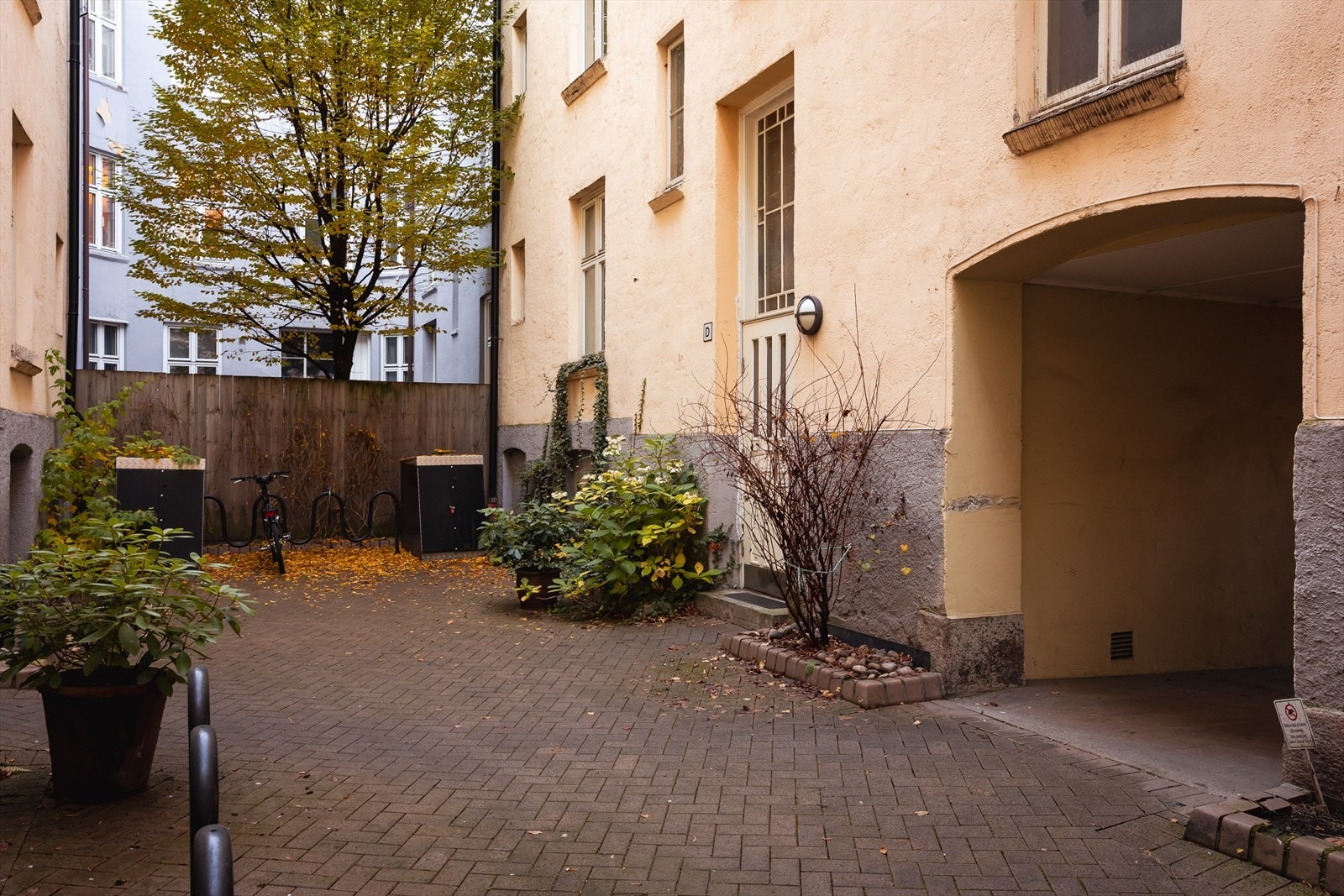 Borettslagets bakgård har sykkelparkering Galleribilde