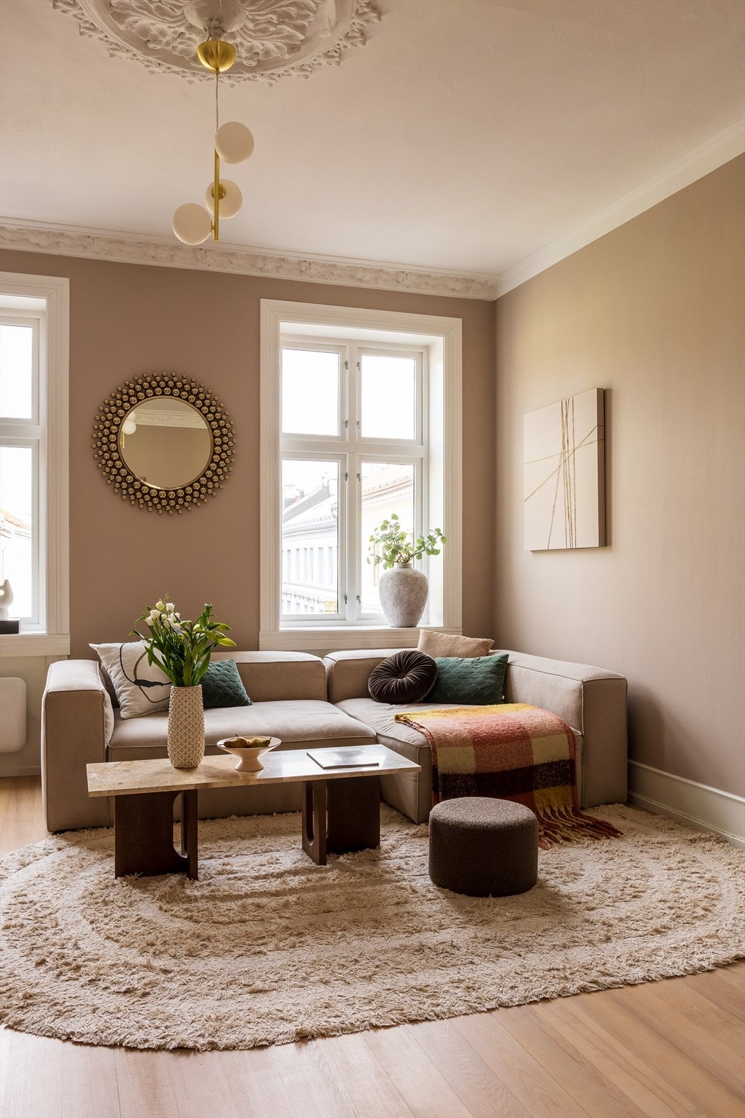 Stuen har to store vindusflater med dype karmer som slipper inn rikelig med naturlig lys og gir en nydelig utsikt Galleribilde