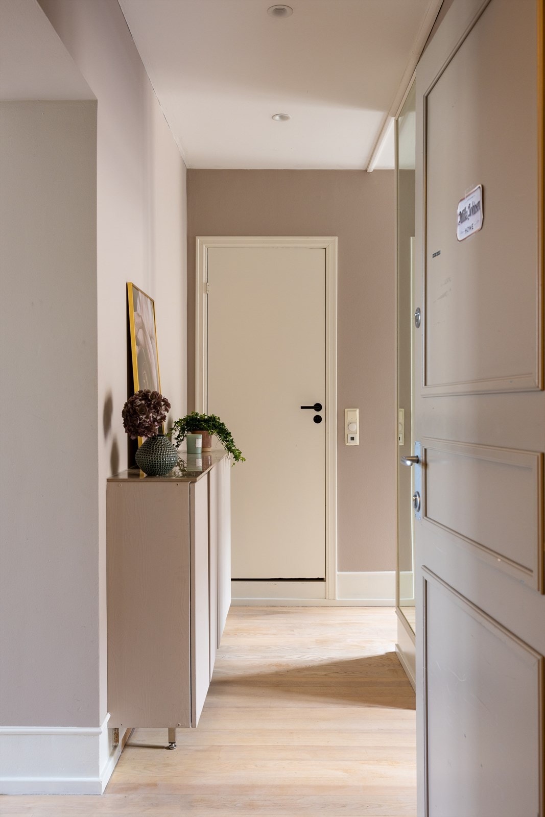 Entréen gir et flott førsteinntrykk av leiligheten og er et fint første møte med den gode takhøyden Galleribilde