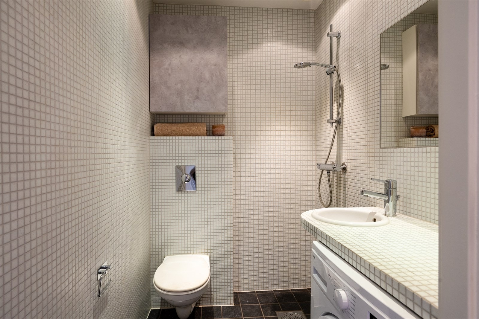 Pent og funksjonelt bad med flislagte overflater og behagelig gulvvarme, oppusset av borettslaget i 2004 i henhold til tidligere salgsoppgave Galleribilde