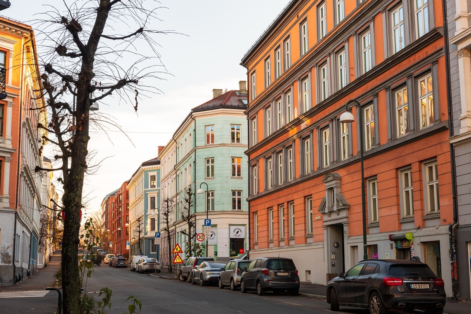 Leiligheten disponerer en kjellerbod på 5 kvm og en loftsbod med skråhimling med ca. 5 kvm gulvflate Galleribilde