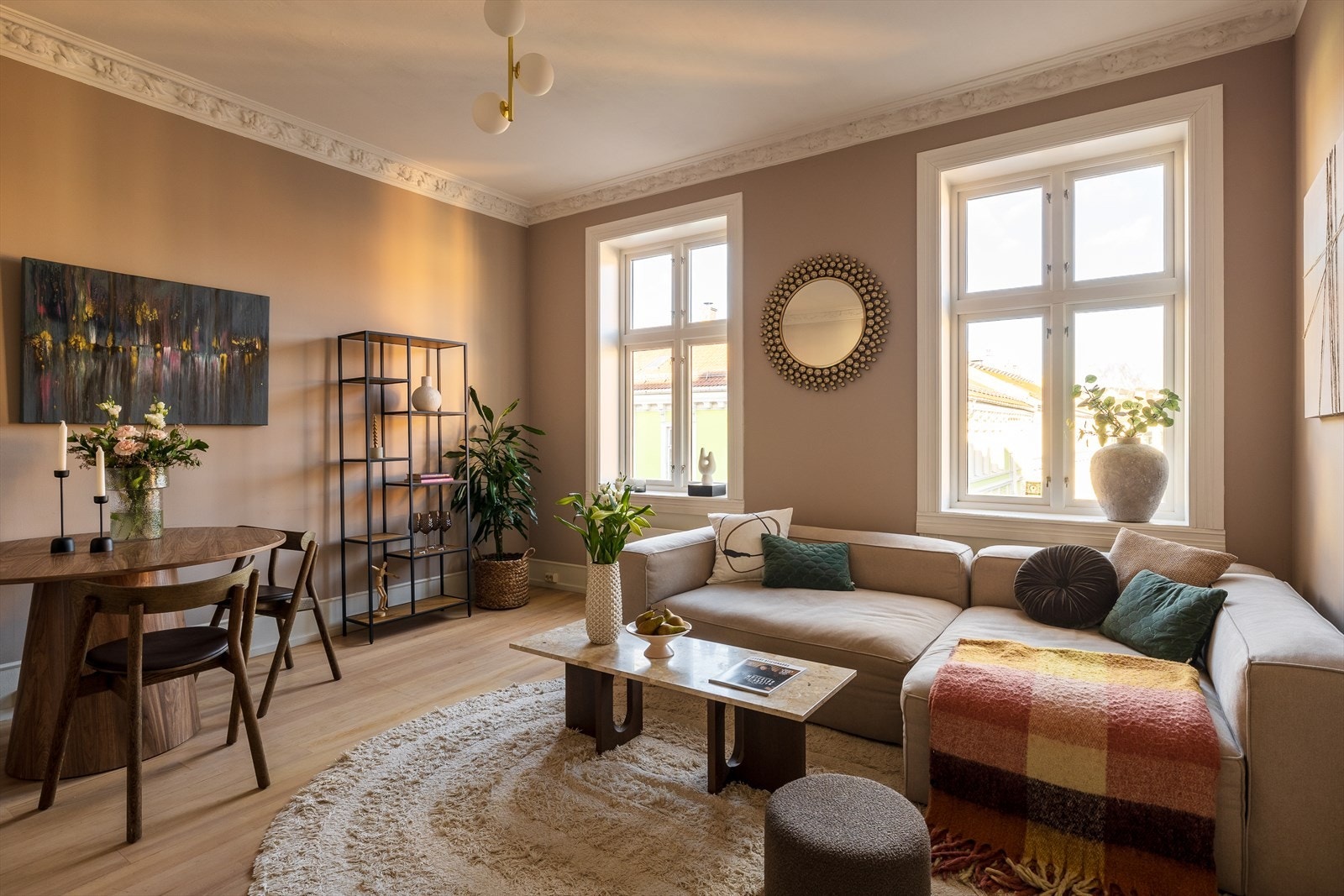 Luftig stue med generøs takhøyde på ca. 2,95 meter, som gir en herlig romfølelse og atmosfære Galleribilde