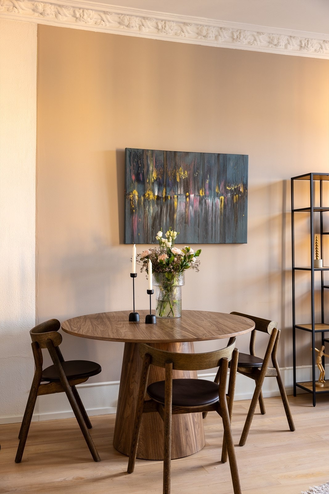 Stuen er av god størrelse og har plass til både sofa og spisebord Galleribilde