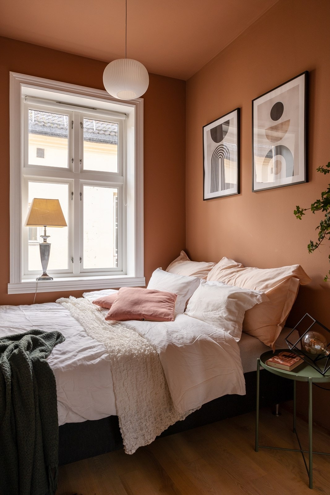 Her er det plass til dobbeltseng og nattbord, samt klesoppbevaring i medfølgende garderobeløsning Galleribilde