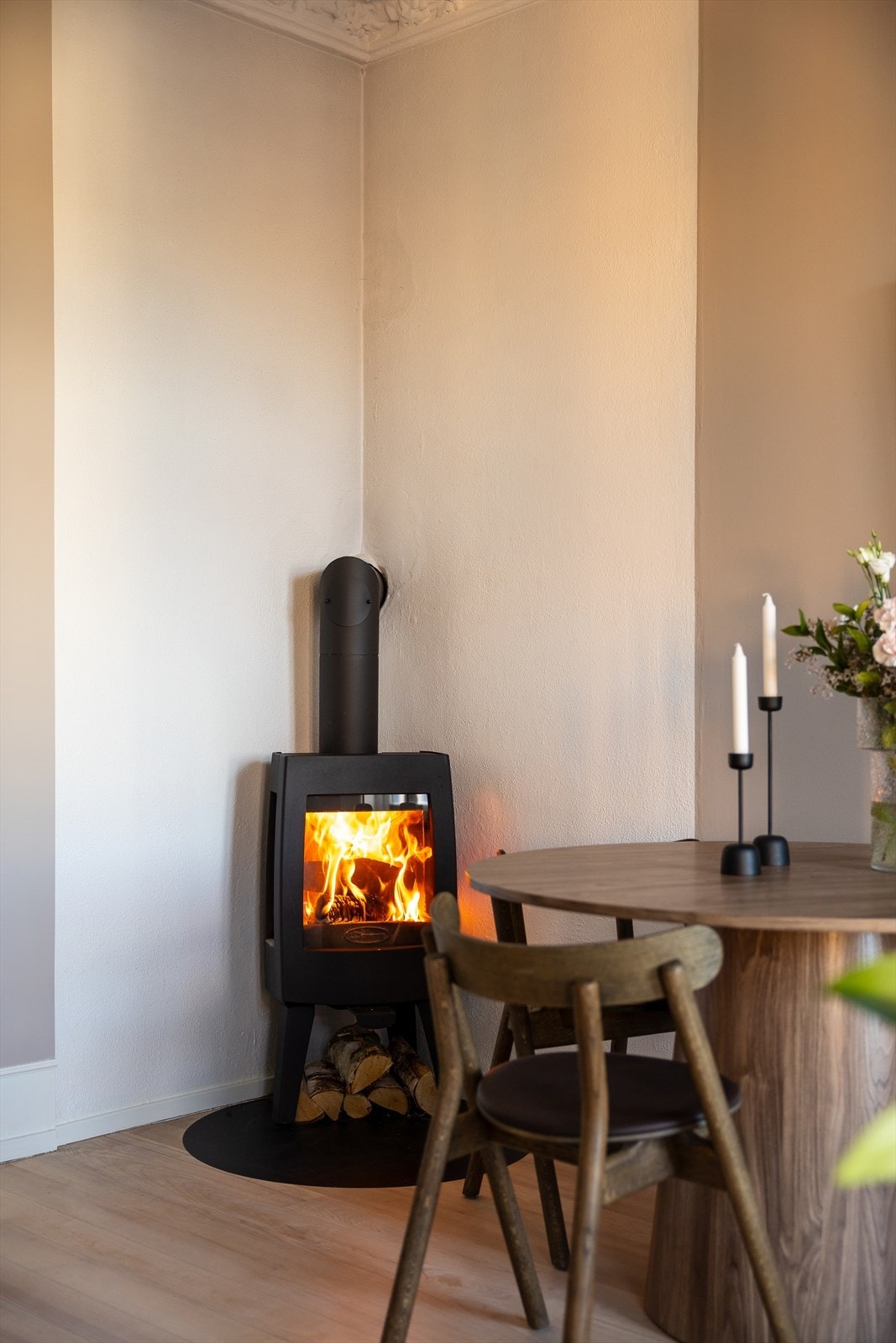 Den moderne peisovnen fra 2020 gir varme på kalde dager, og hele pipeløpet ble sist rehabilitert av borettslaget i 2018 Galleribilde