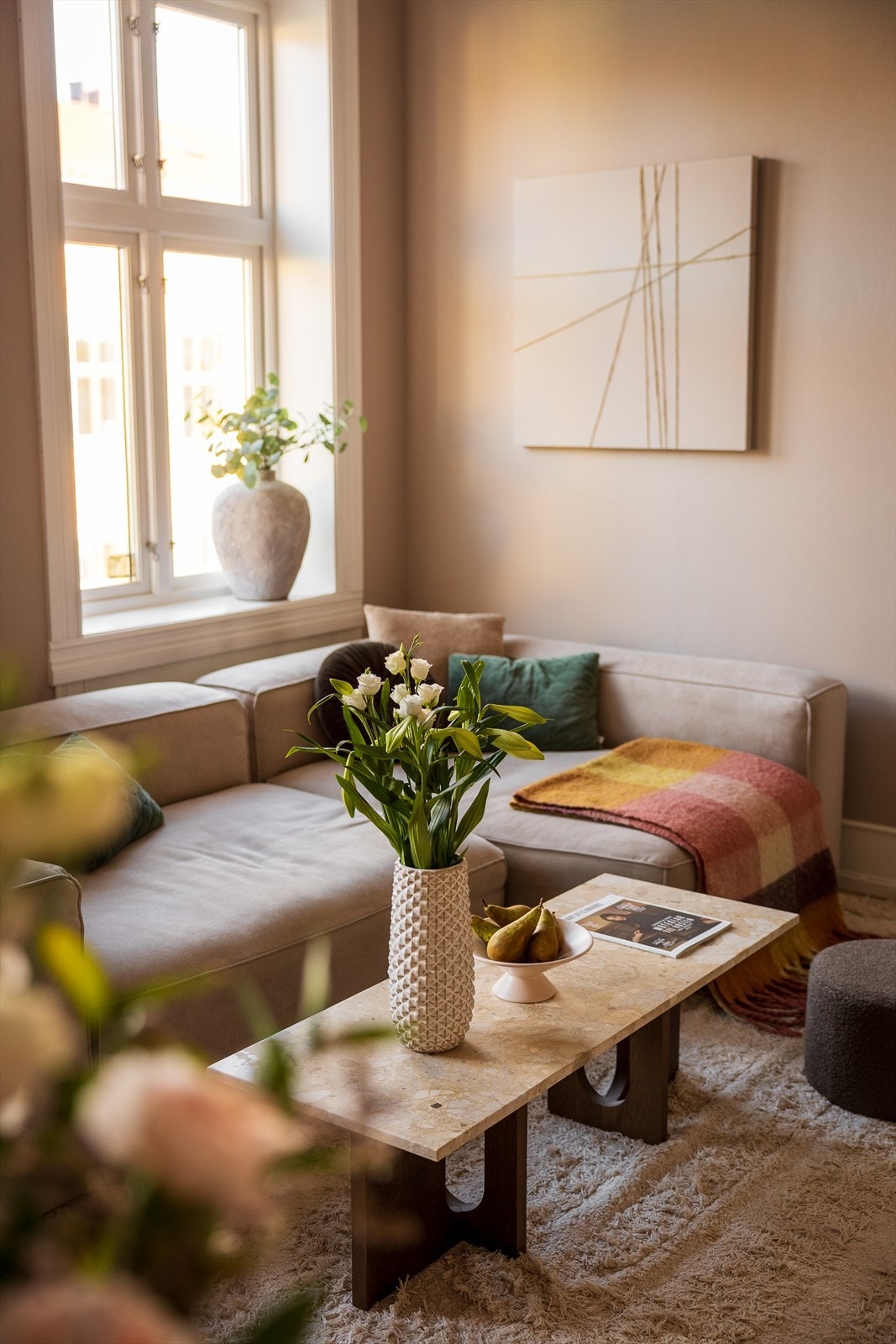 Stuen har fått en oppgradering i 2023 med nymalt himling, og tregulvet ble slipt i 2020 Galleribilde