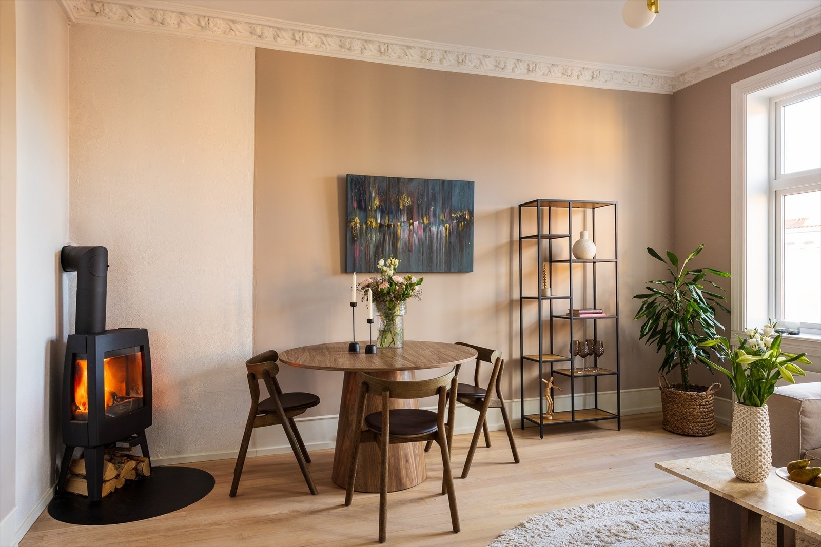 En klassisk og gjennomgående 2-roms toppleilighet i 4. etasje Galleribilde