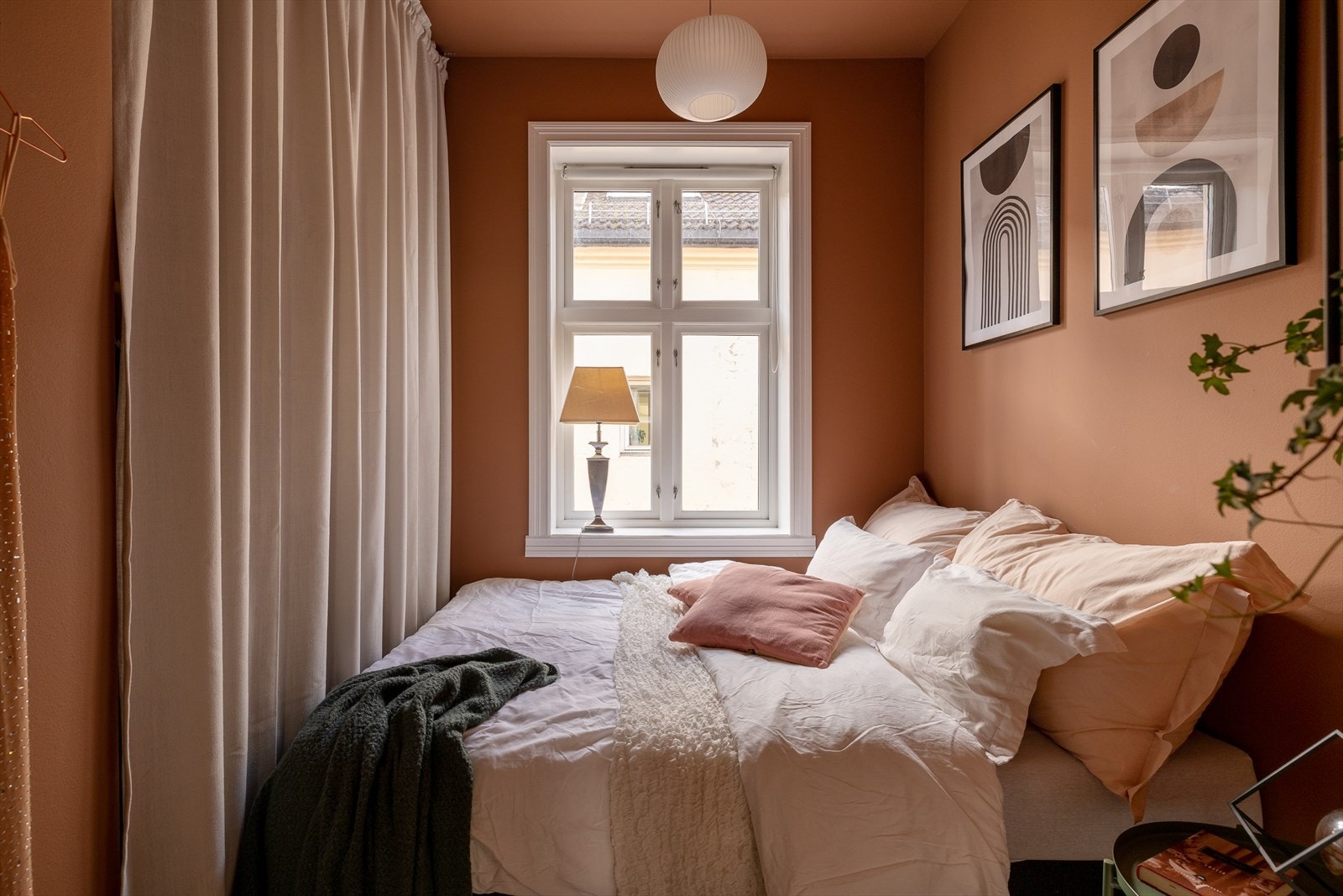 Trivelig og lunt soverom som er vendt mot borettslagets rolige og skjermede bakgård Galleribilde