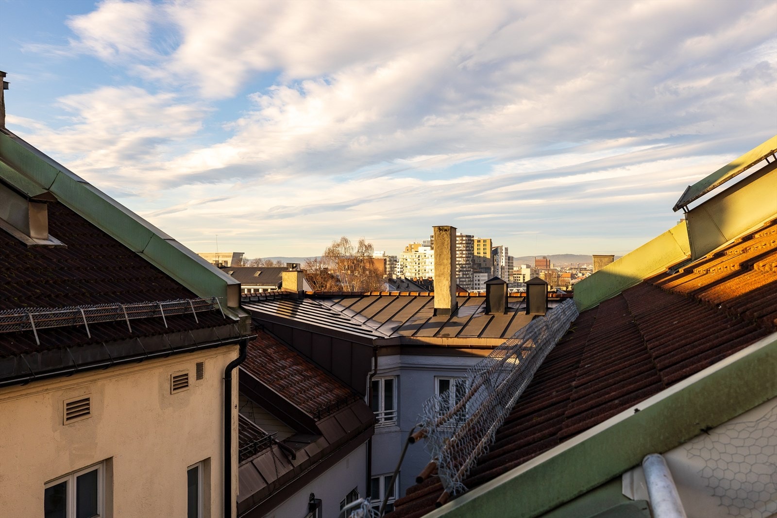 Her kan man nyte utsikten over de klassiske, fargerike bygårdene i gaten Galleribilde