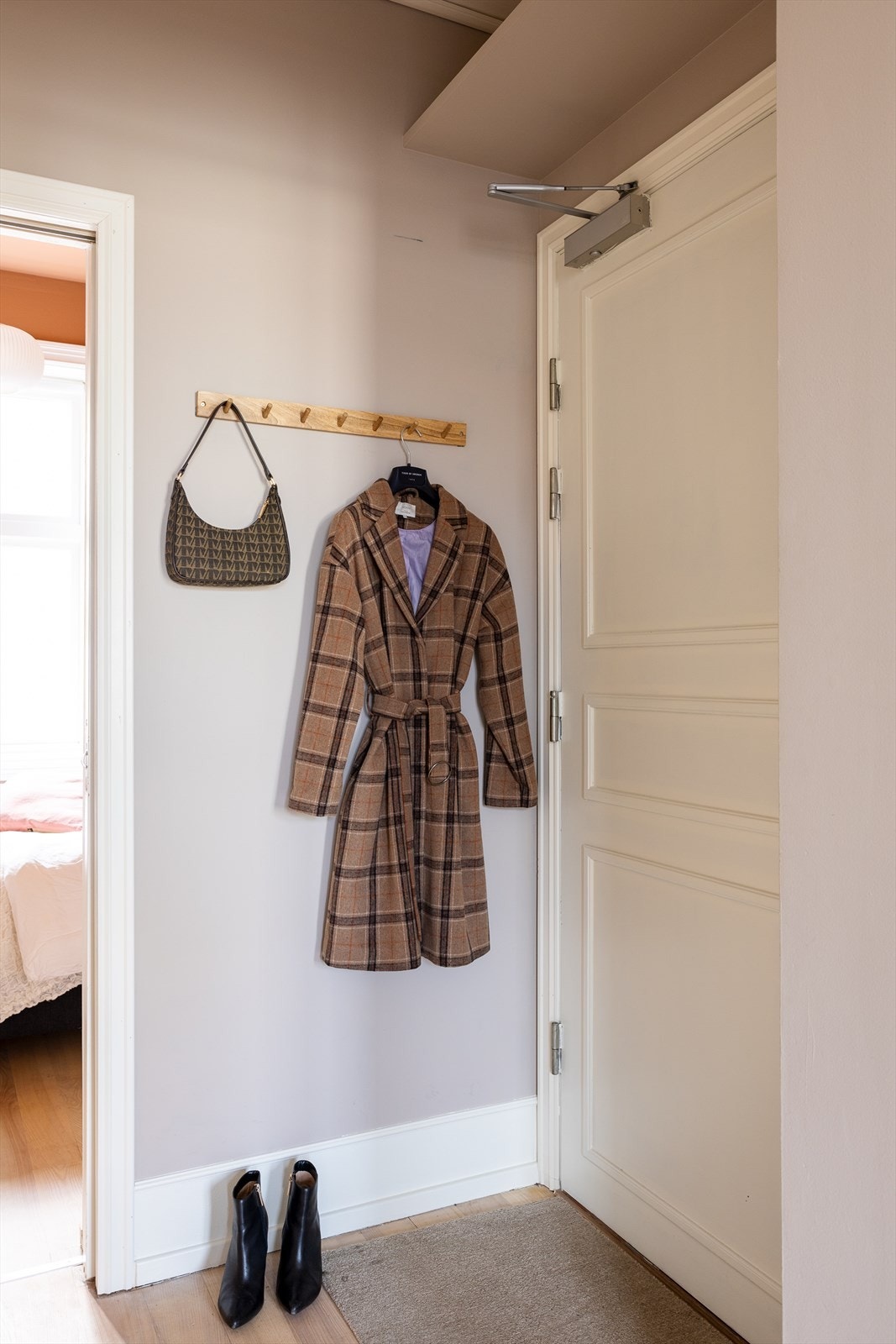 Her er det plass til oppbevaring av sko og yttertøy, med monterte knagger, vegghengt skoskap og en hylle over inngangspartiet som gir ekstra lagringsplass Galleribilde