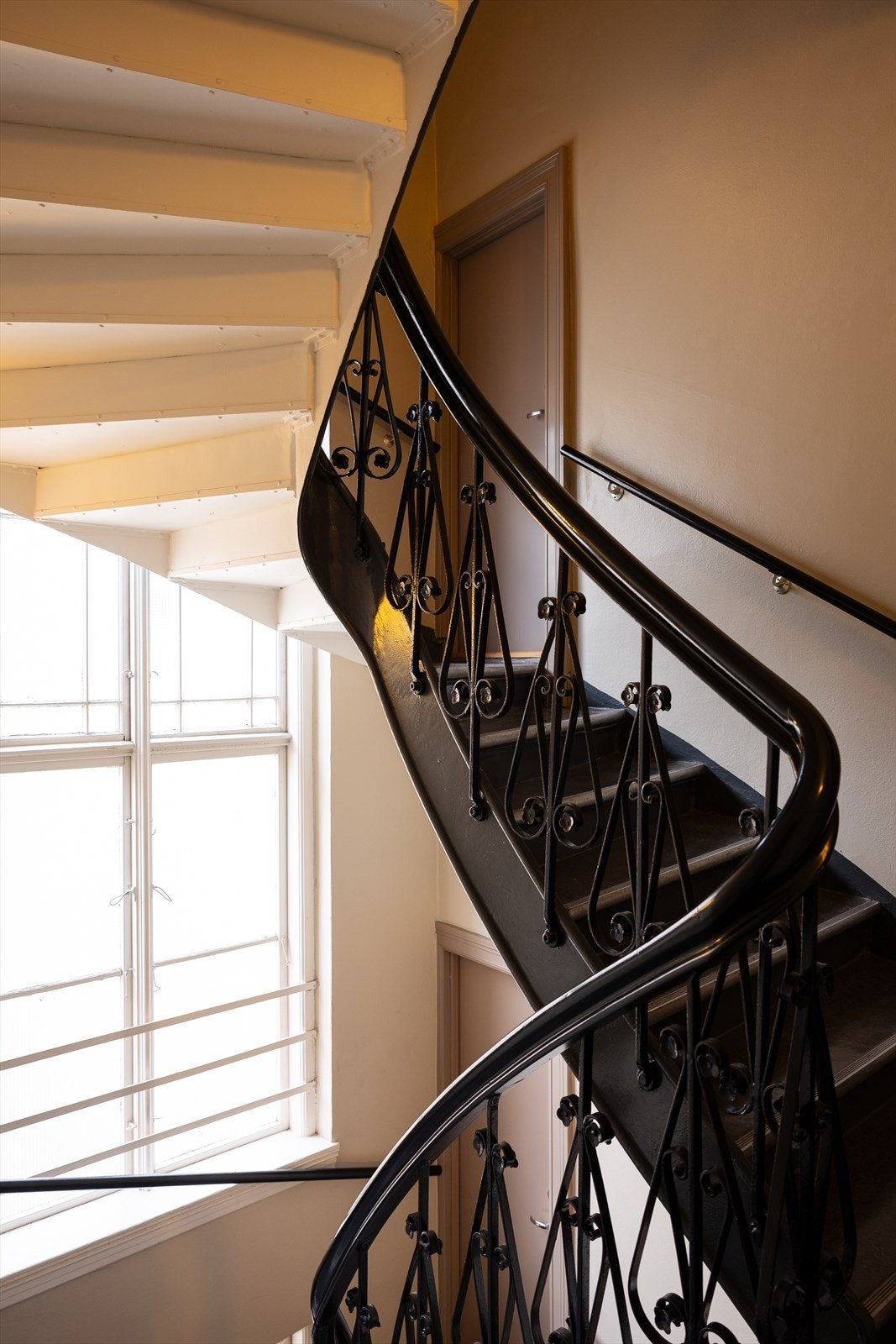 Besøkende får et godt førsteinntrykk allerede i trappeoppgangen Galleribilde