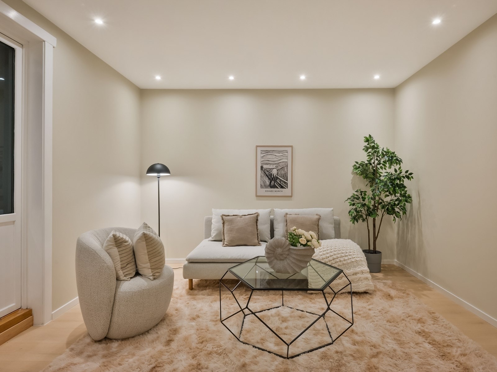 Stue med myk teppe og stilrent møblement. Galleribilde