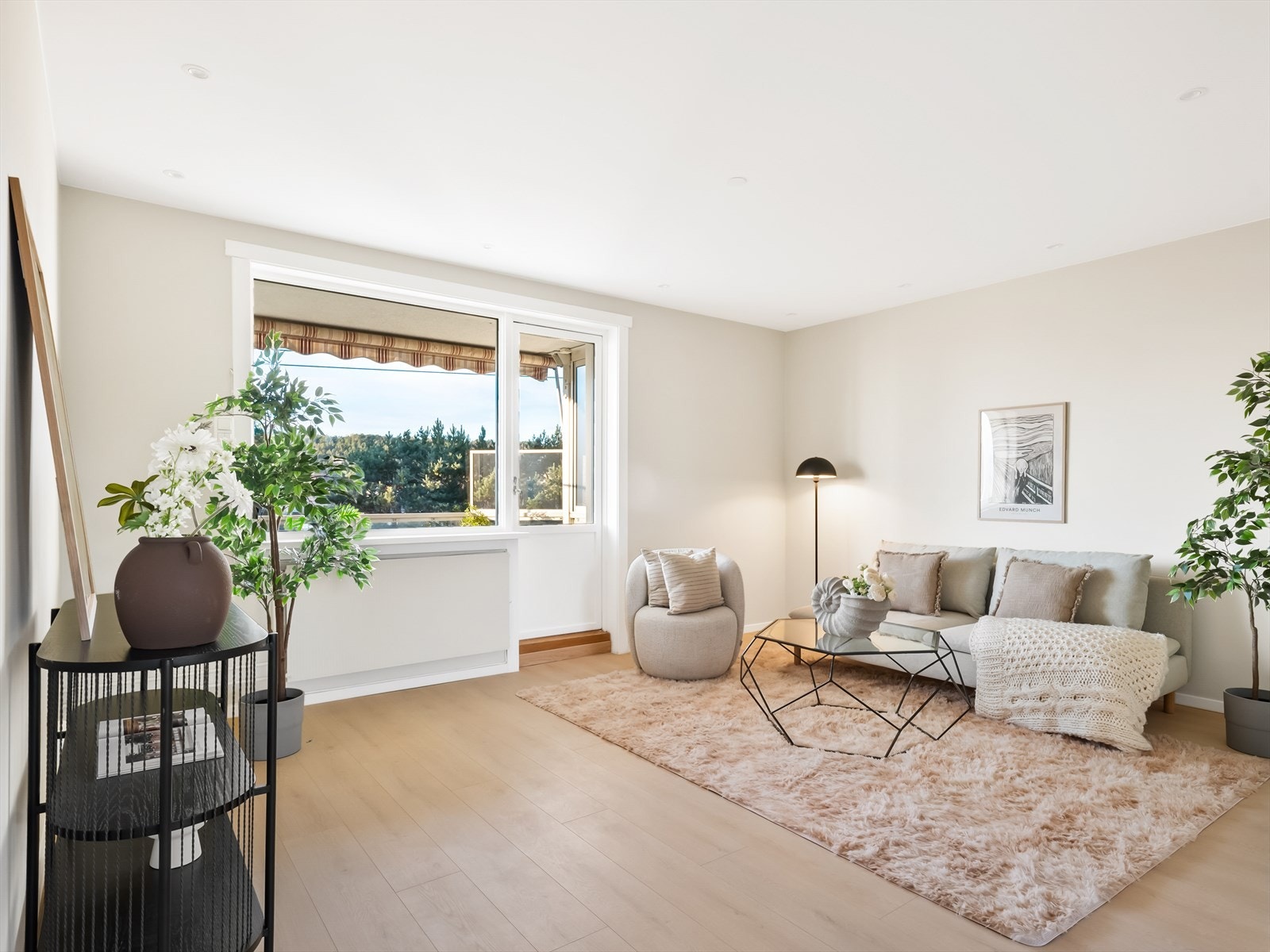 Lys stue med store vindusflater og stilrent interiør. Galleribilde