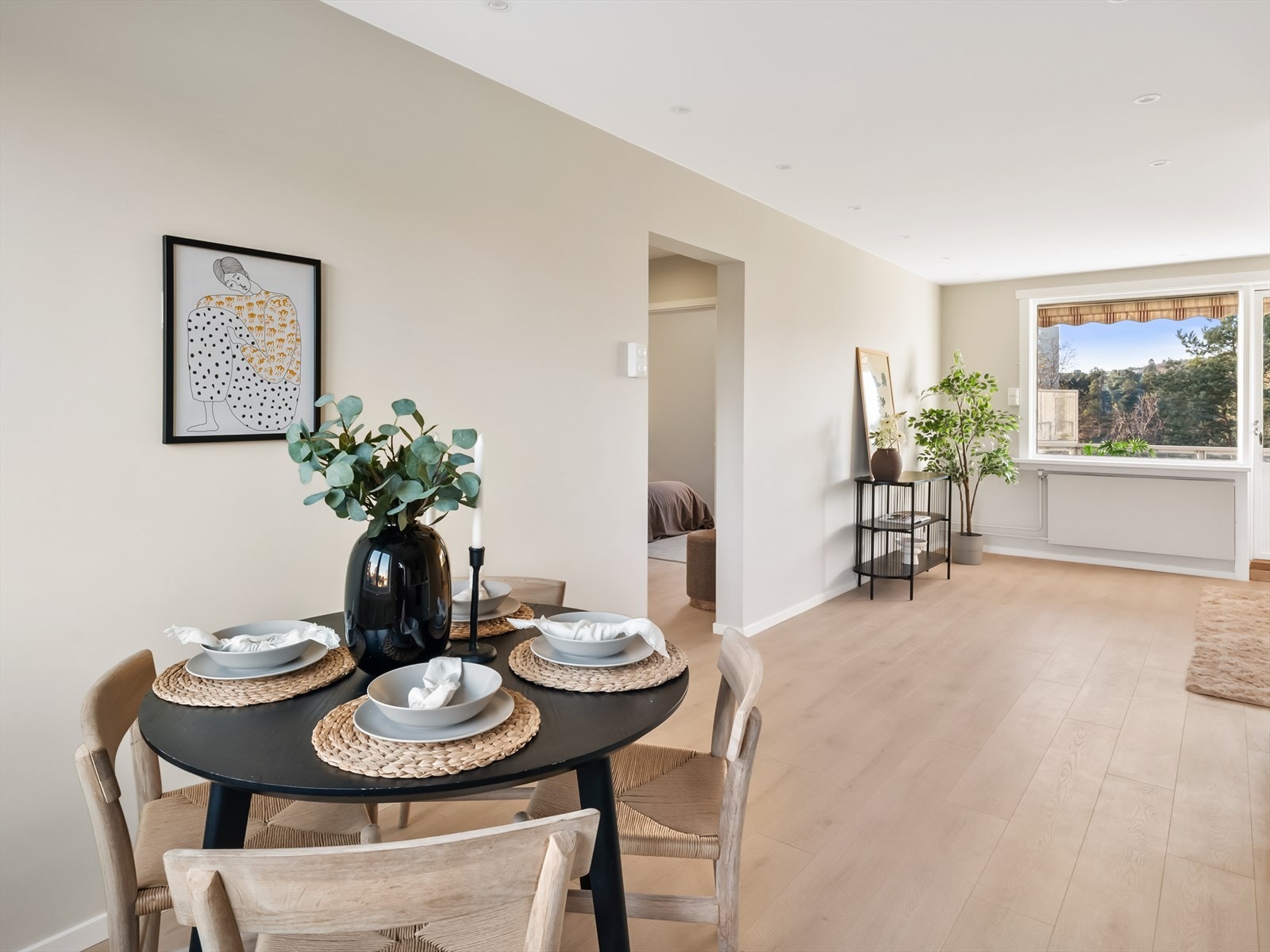 Lys spiseplass med utsikt over nærområdet. Galleribilde