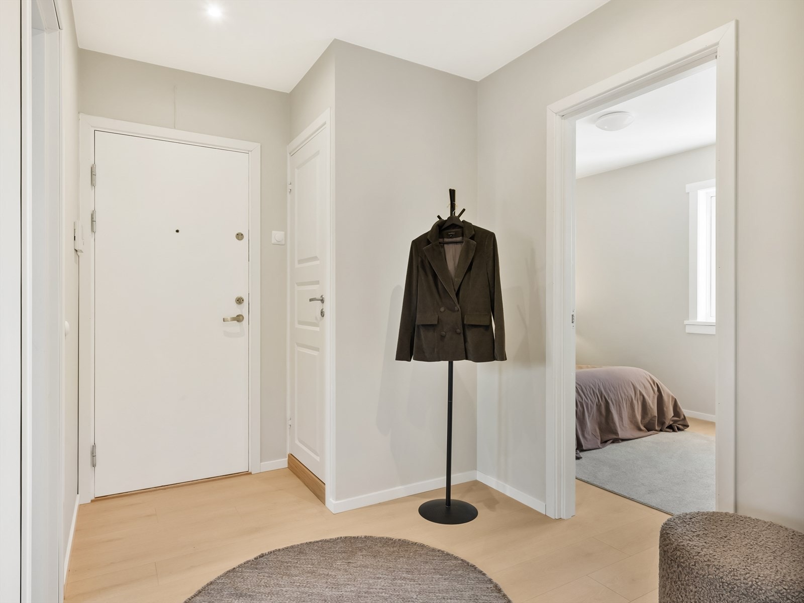 Velkommen inn i en lys og innbydende entré. Galleribilde