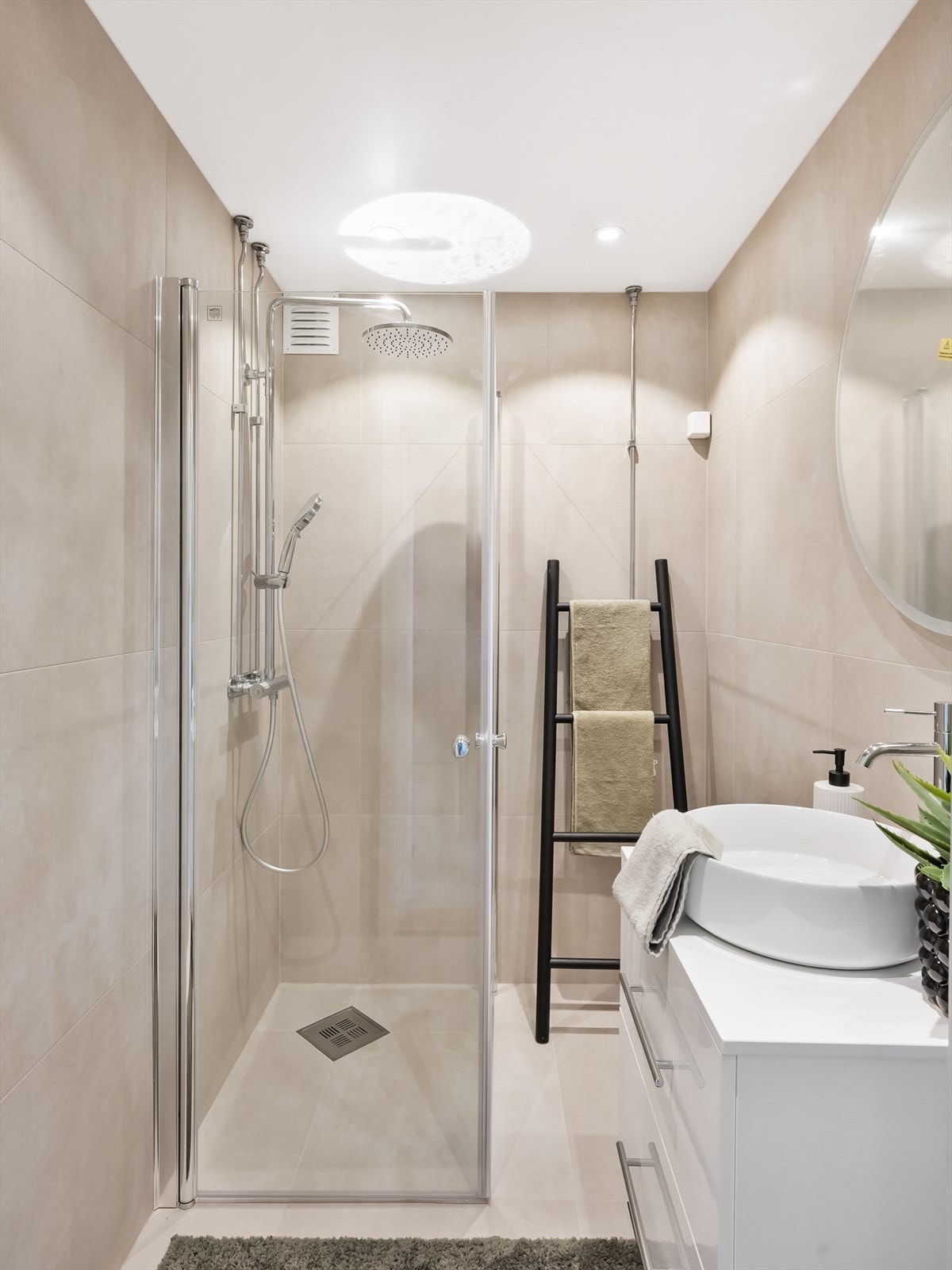 Moderne bad med dusjkabinett og stilrene fliser. Galleribilde