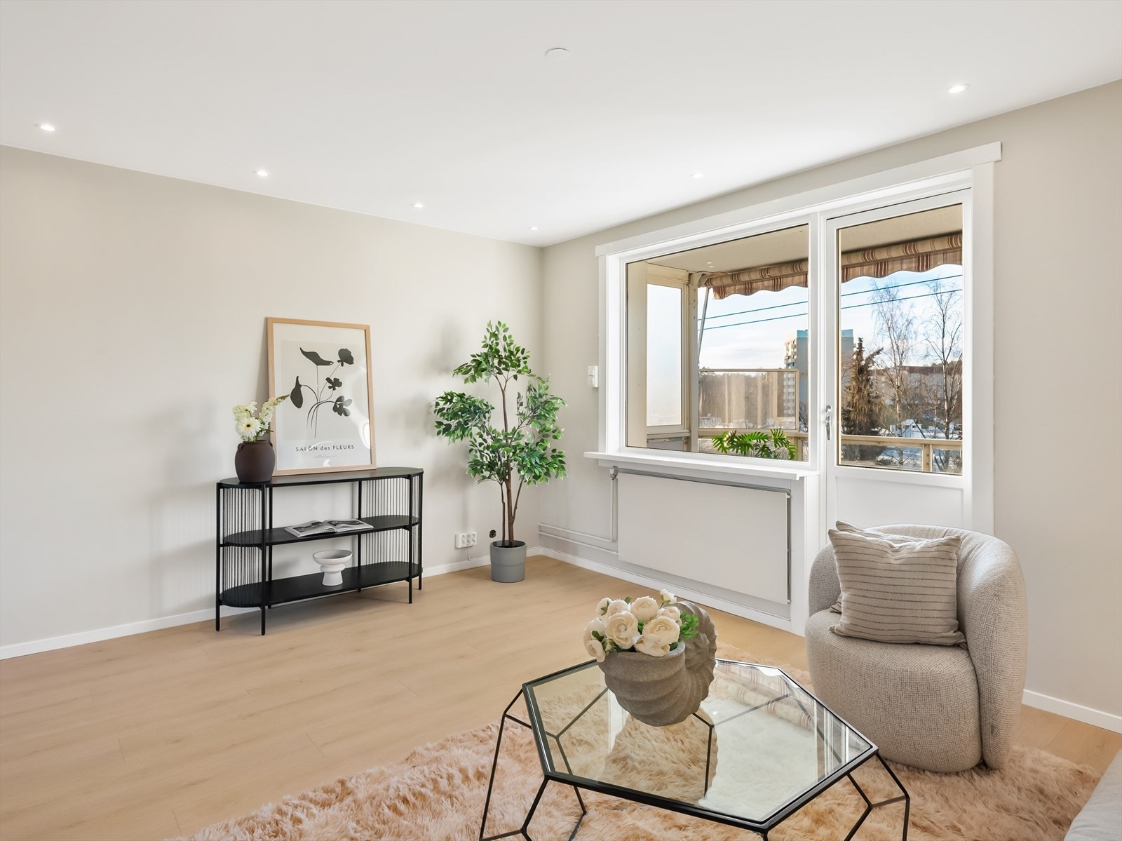 Stue med utgang til en innbydende balkong. Galleribilde