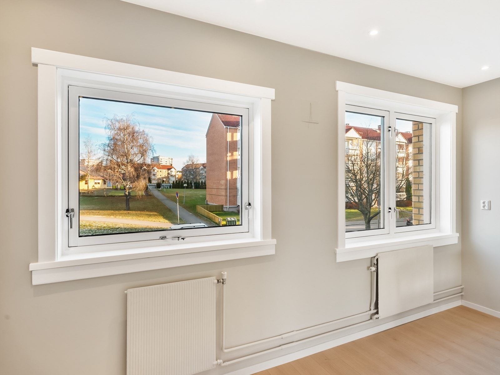 Store vinduer gir rommet mye naturlig lys. Galleribilde