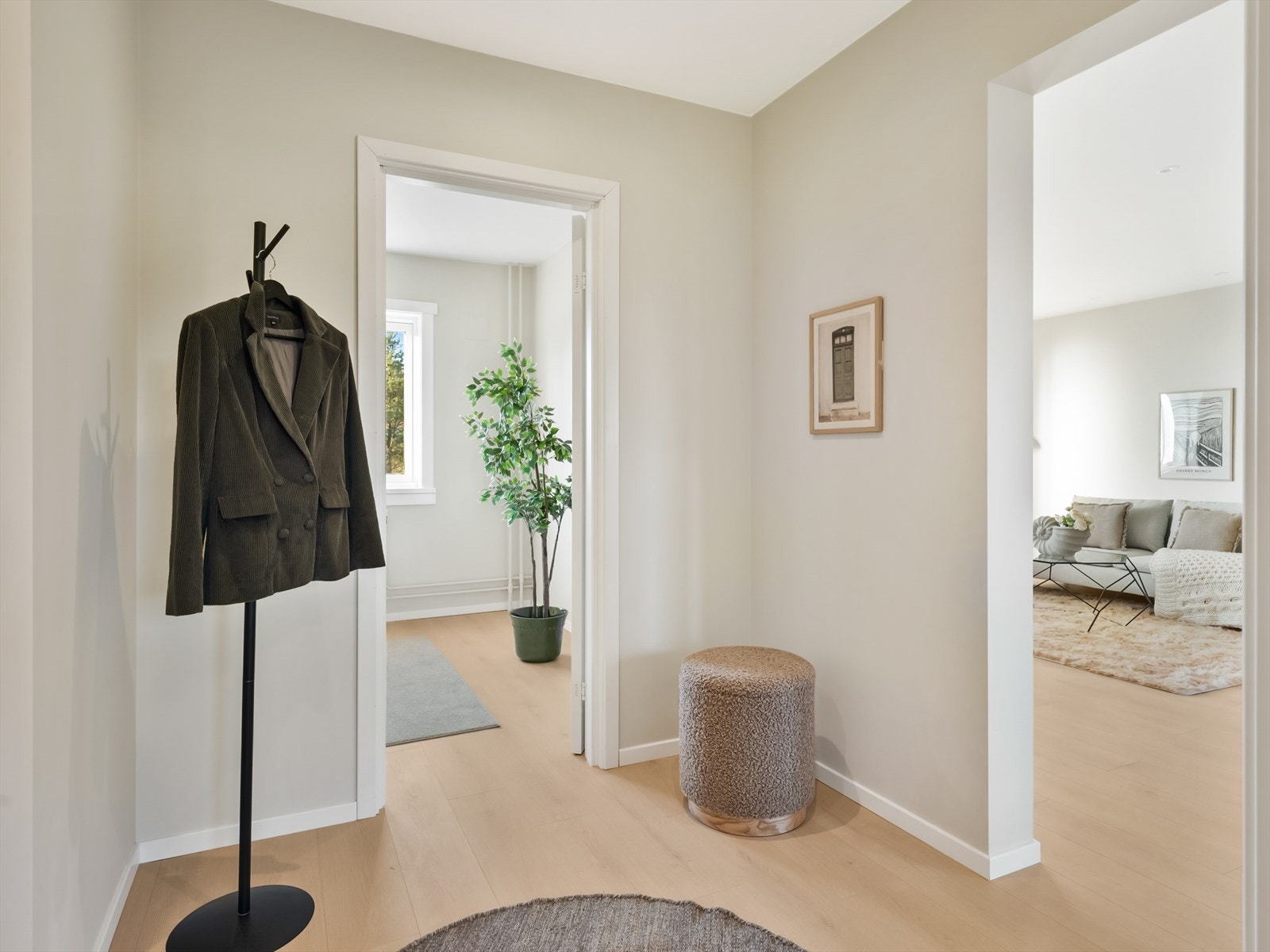 Inngangsparti med lyse vegger og god plass til oppbevaring. Galleribilde