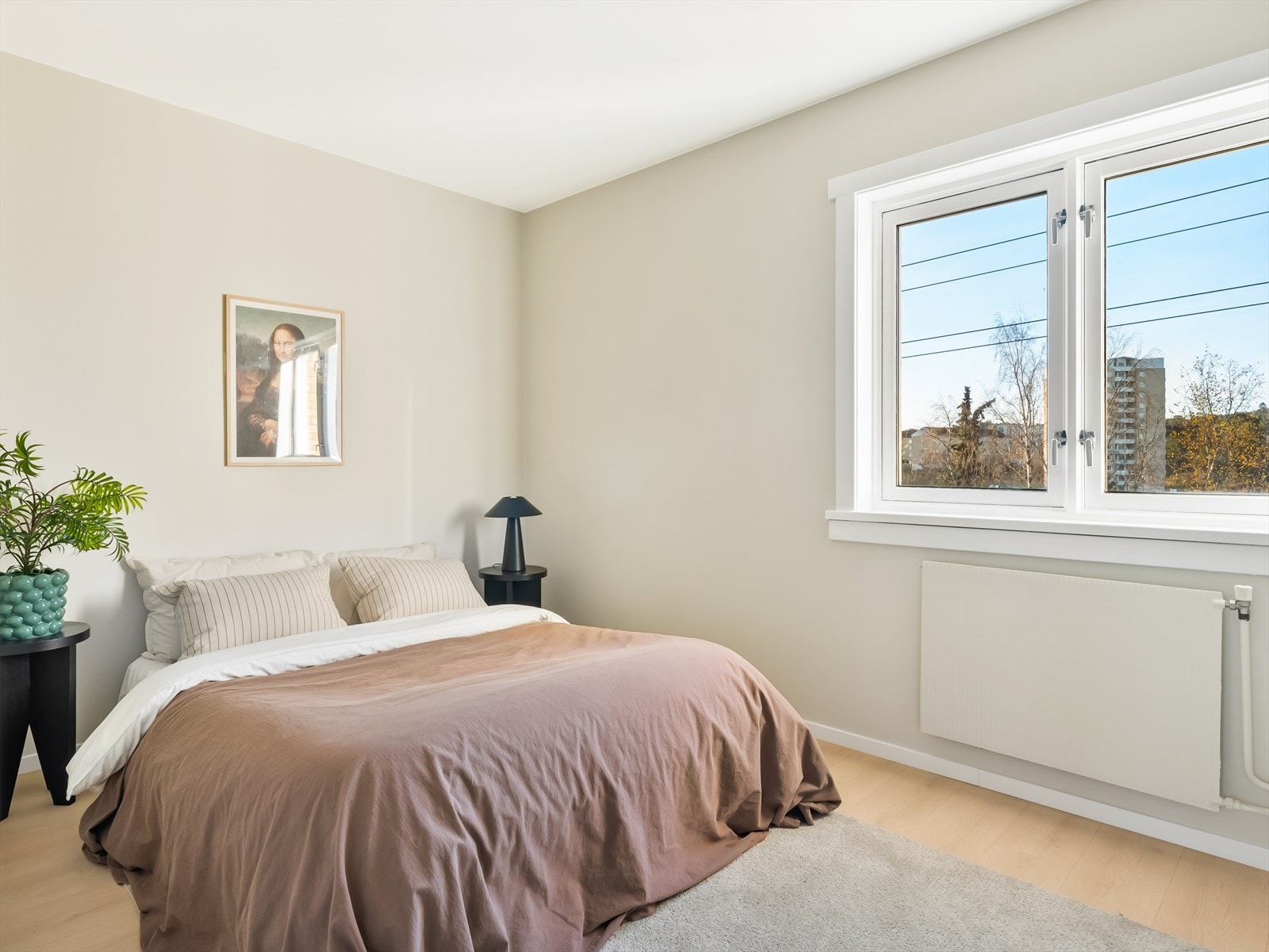 Soverom med store vinduer og plass til dobbeltseng. Galleribilde