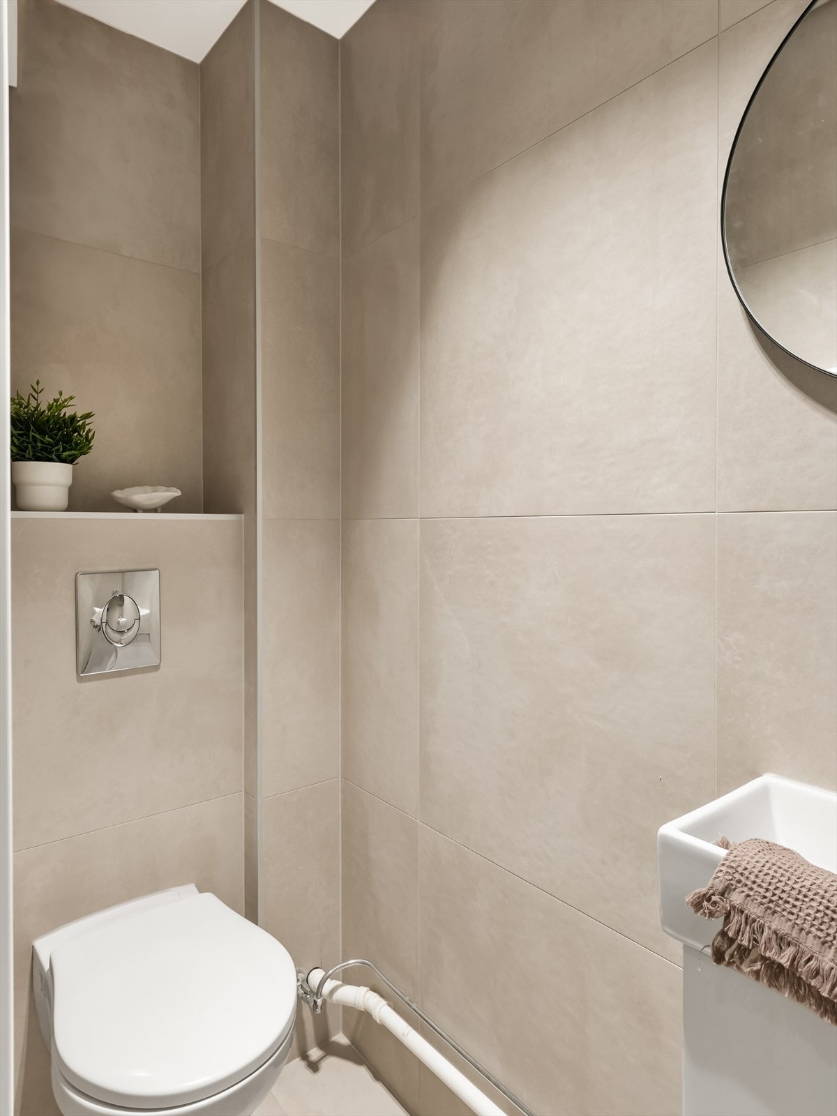 Separat toalett med moderne innredning. Galleribilde