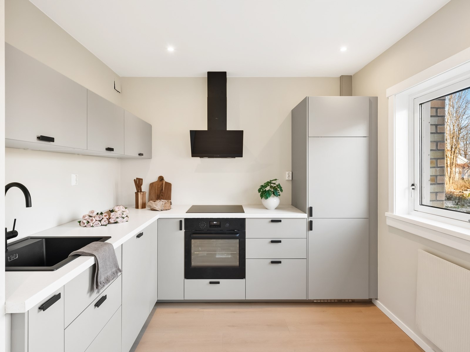 Kjøkken med elegant design og god oppbevaringsplass. Galleribilde