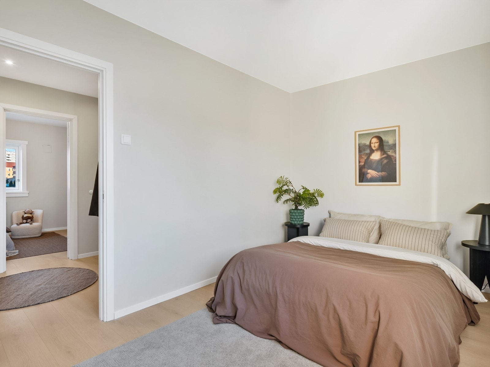 Hovedsoverom med lys parkett og behagelig atmosfære. Galleribilde