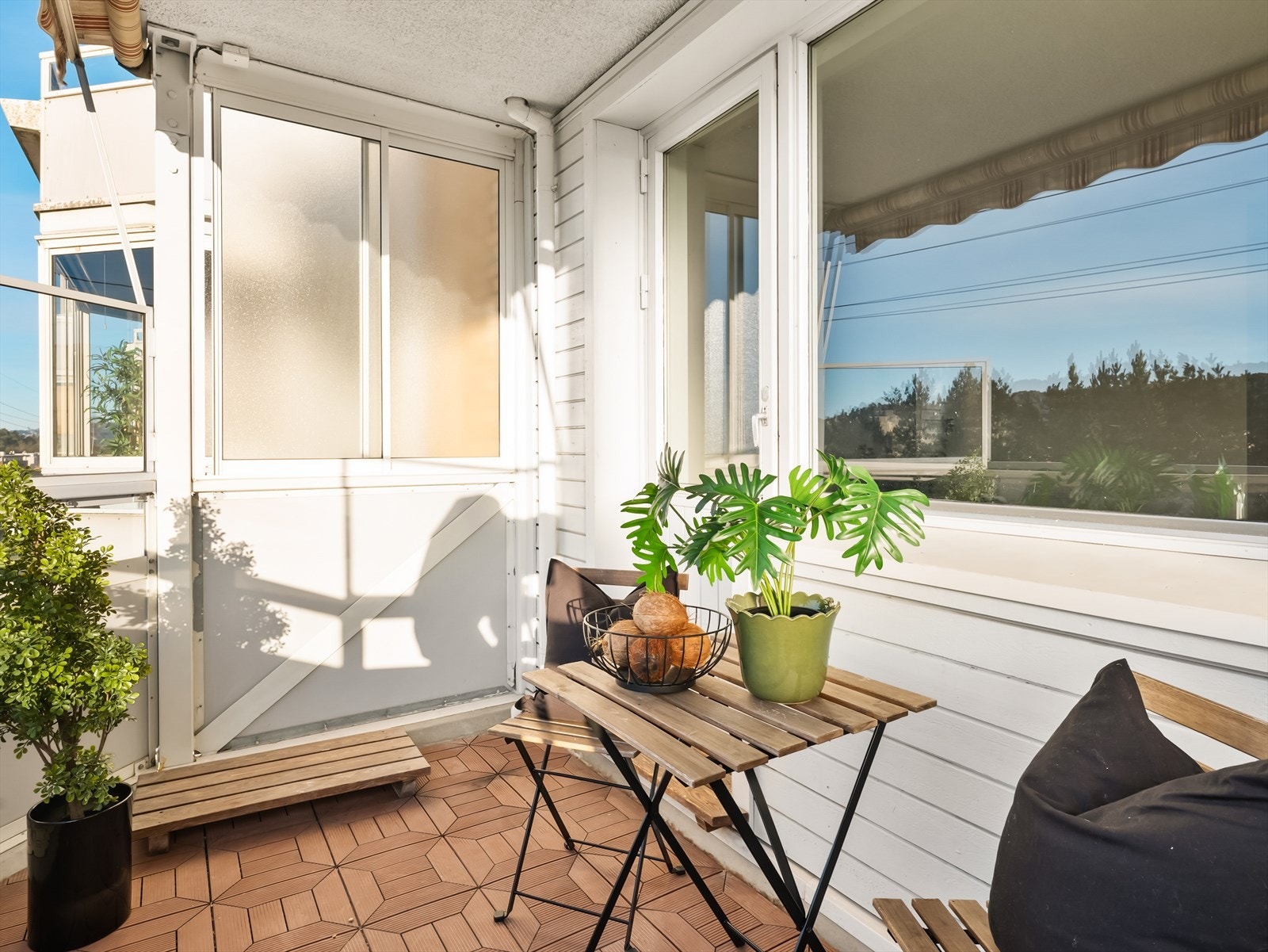 Koselig balkong med plass til sittegruppe. Galleribilde