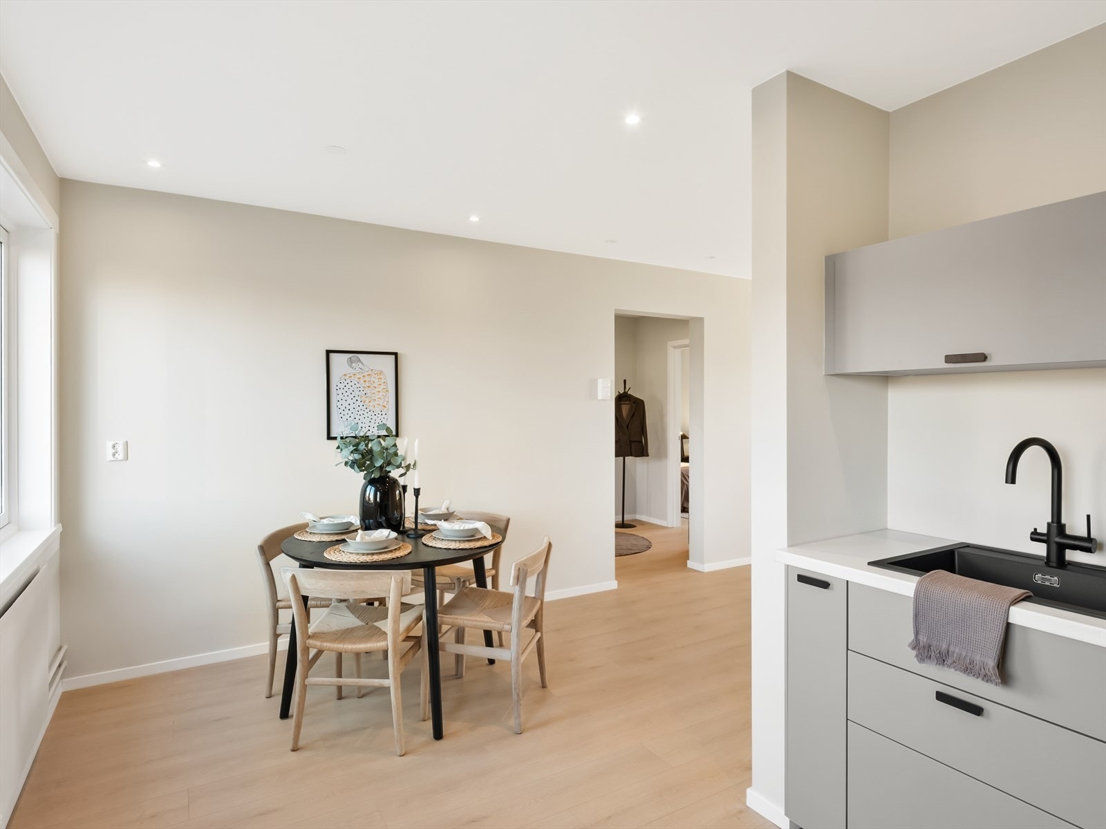 Praktisk kjøkken med spiseplass og moderne innredning. Galleribilde