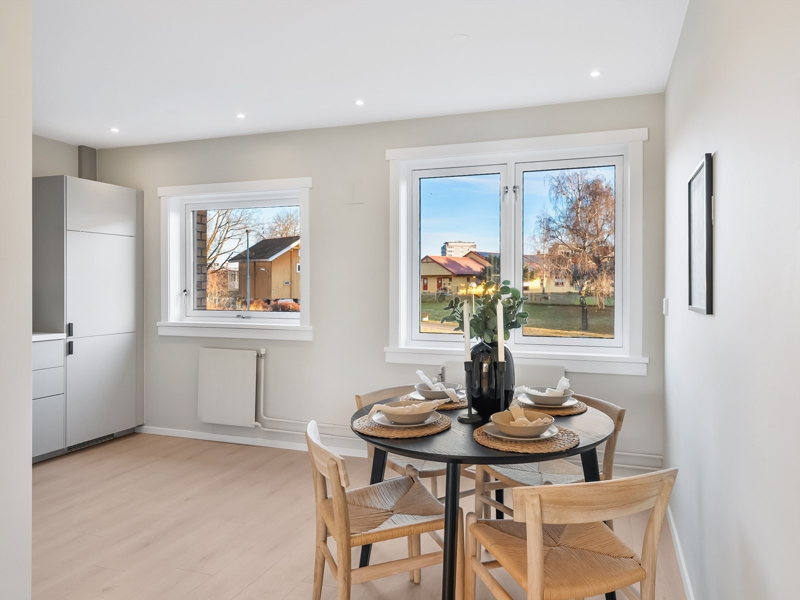 Spisestue med naturlig lysinnfall og nærhet til kjøkken. Galleribilde