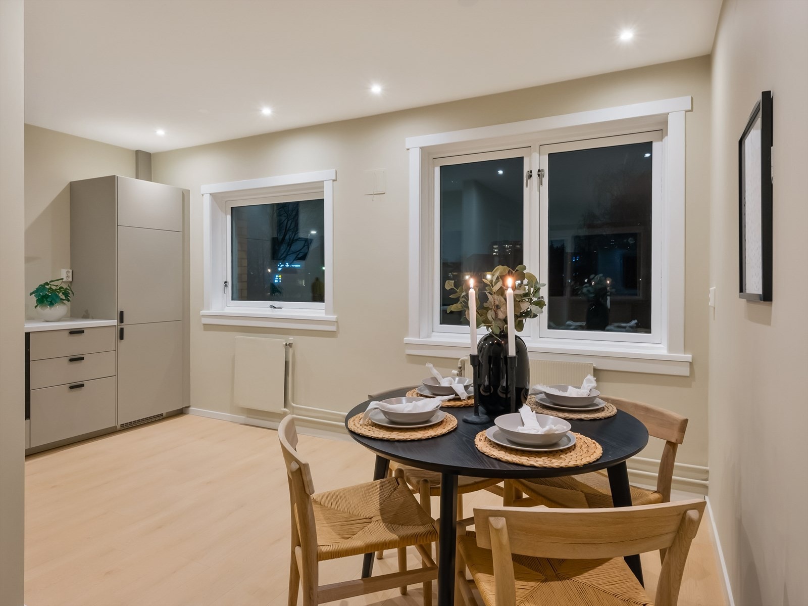 Koselig spiseplass ved kjøkkenet med store vinduer. Galleribilde