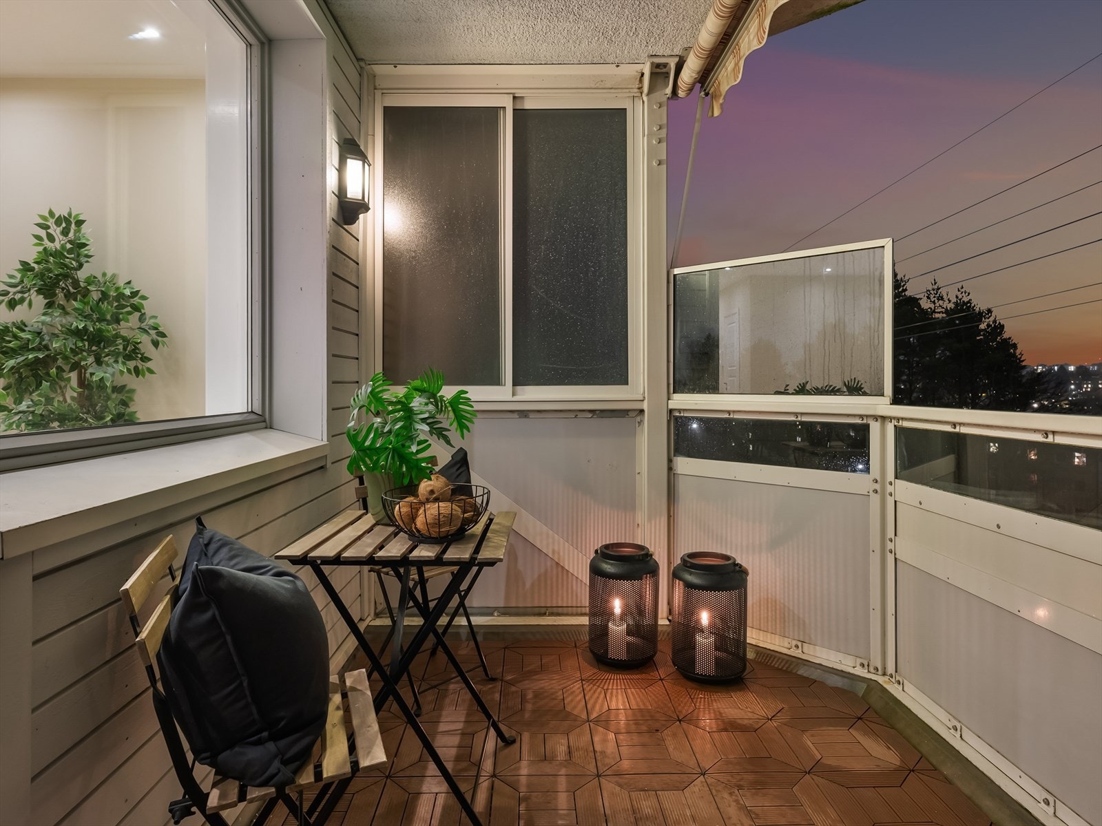 Stemningsfull balkong for lune kvelder. Galleribilde