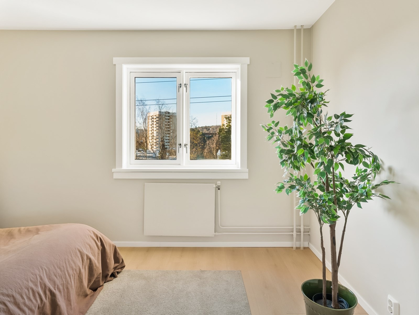 Lyst soverom med plass til garderobeskap. Galleribilde