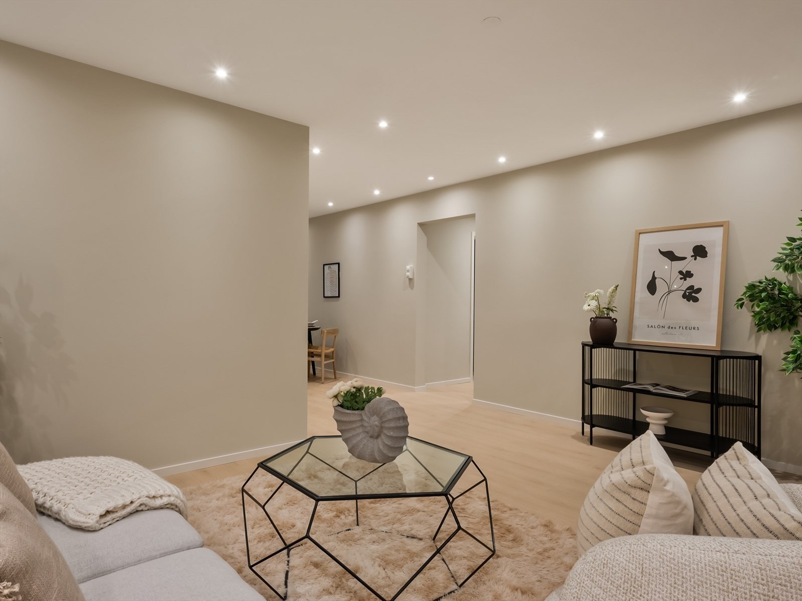 Stue med god plass til både sofagruppe og spisebord. Galleribilde