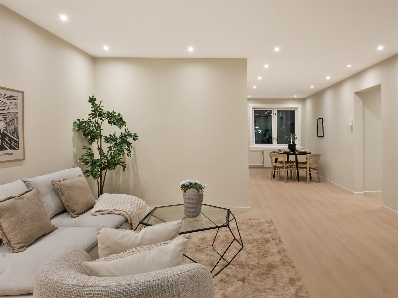 Åpen løsning mellom stue og kjøkken for en romslig følelse. Galleribilde