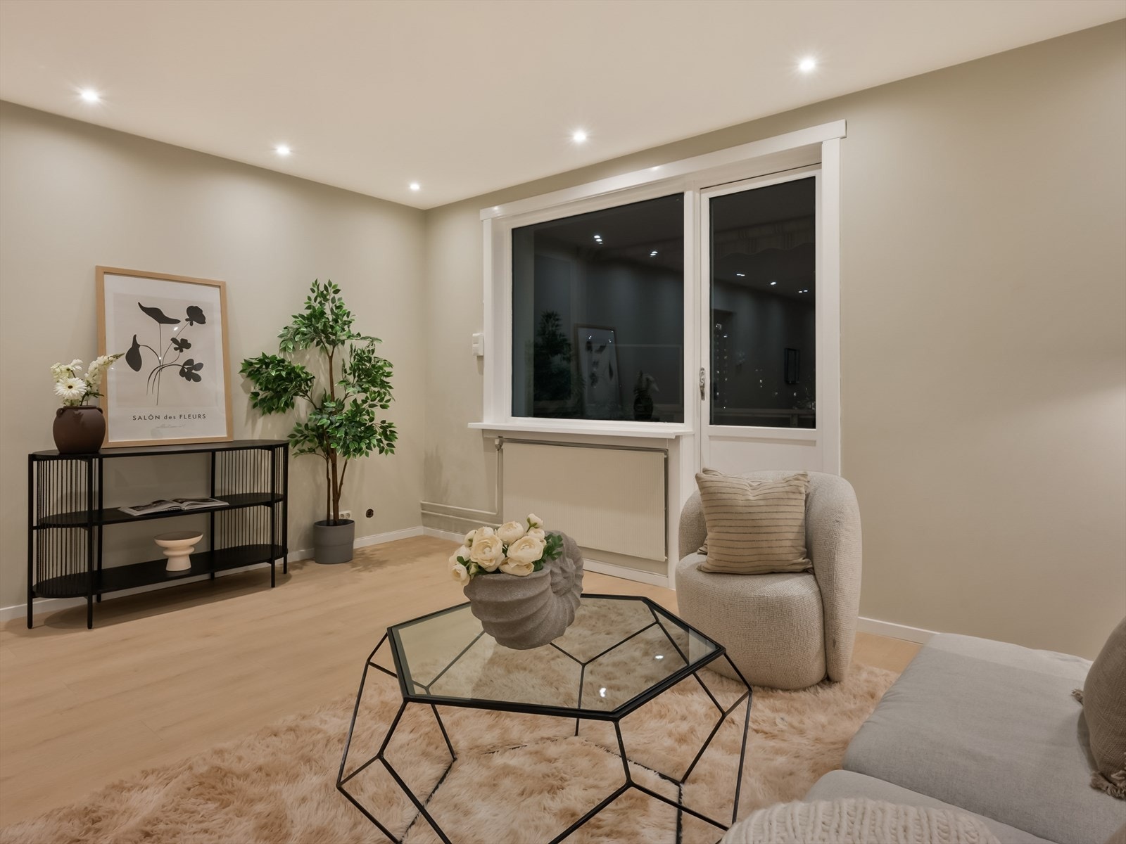 Komfortabel stue med moderne belysning. Galleribilde